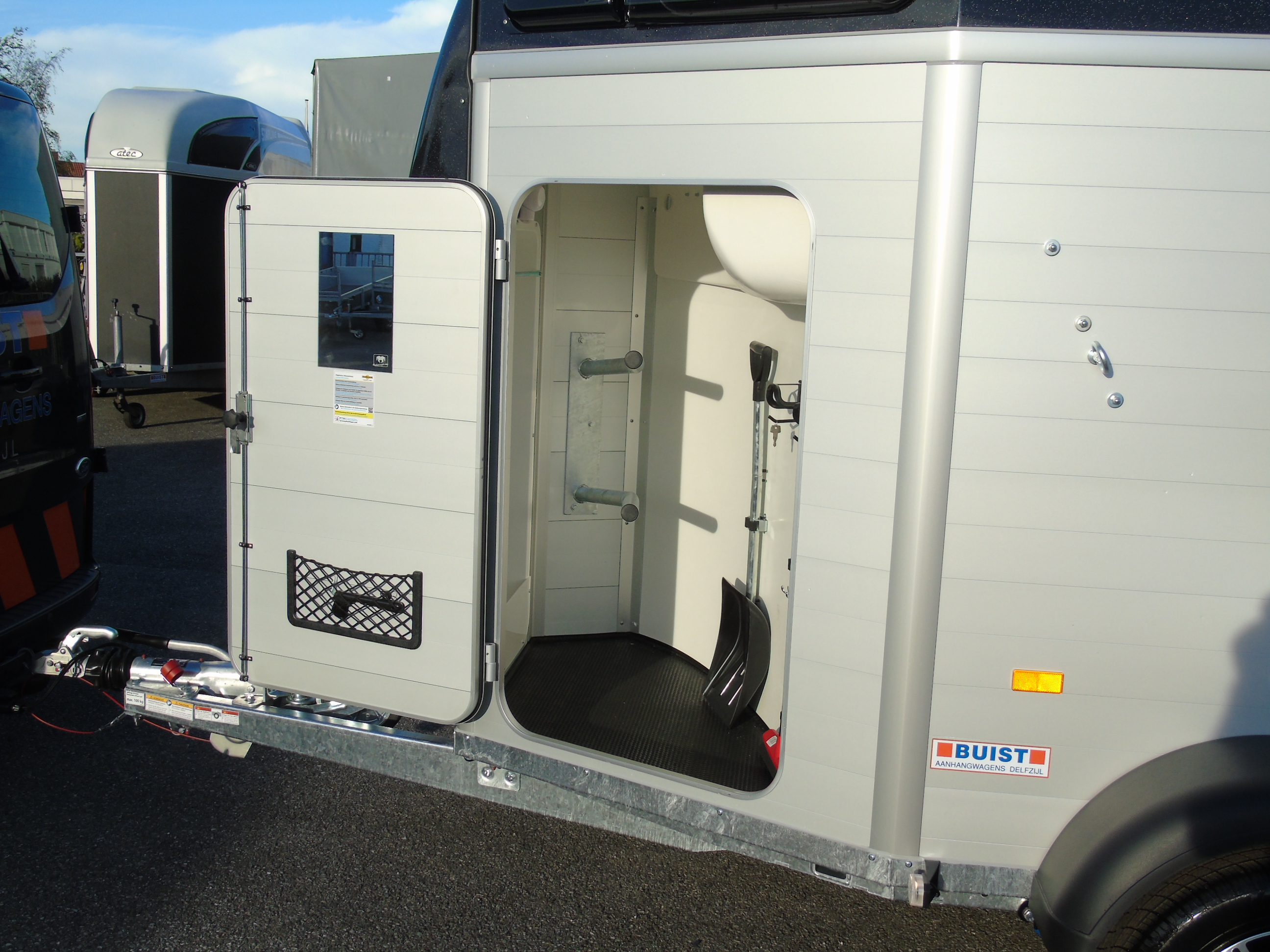 Voorraad Humbaur Xanthos AERO 2400 Black Metallic 2-paards trailer aluminium met zadelkamer