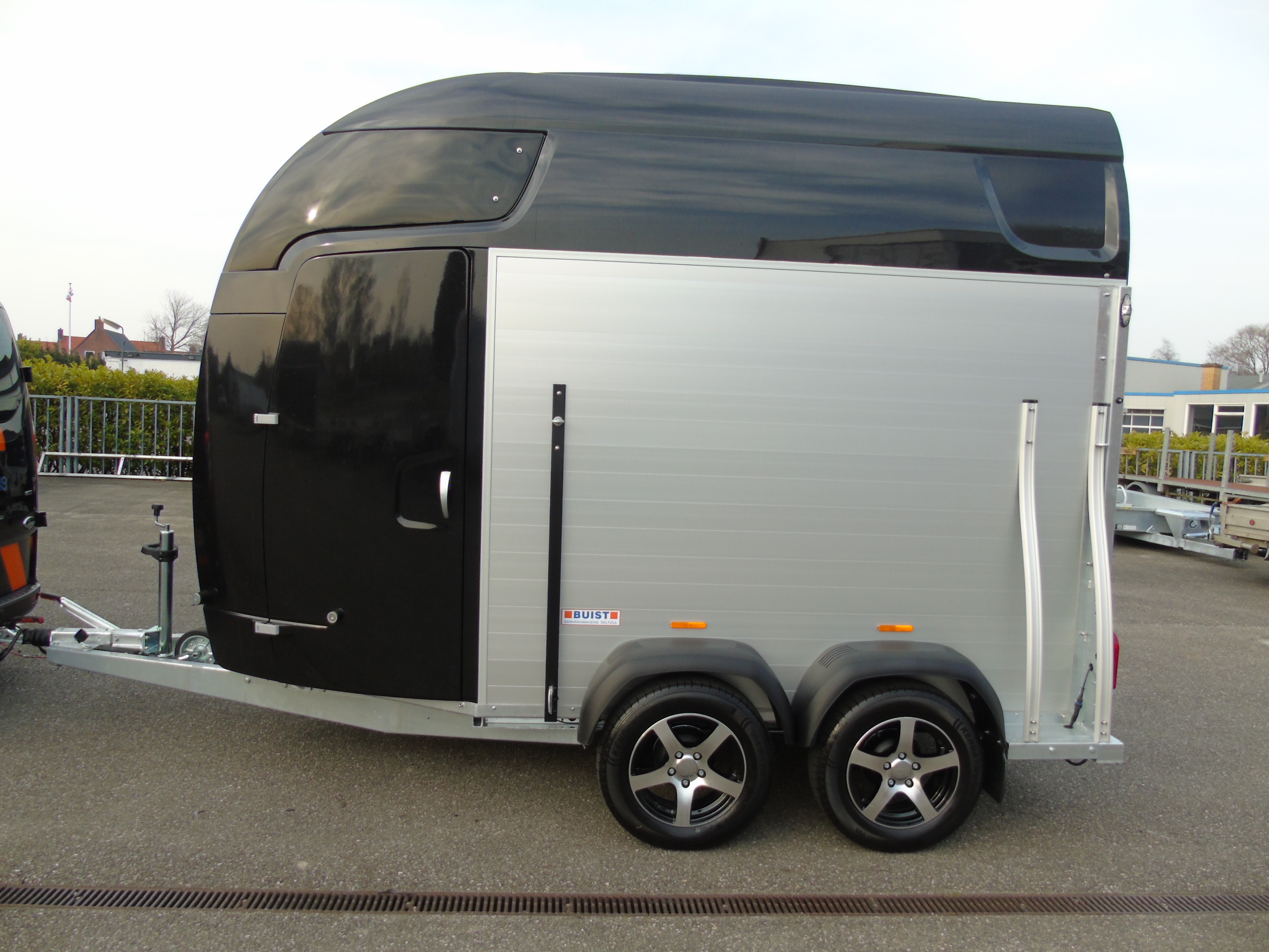 Voorraad Sirius S77 Aluminium Polyester 2-paards trailer