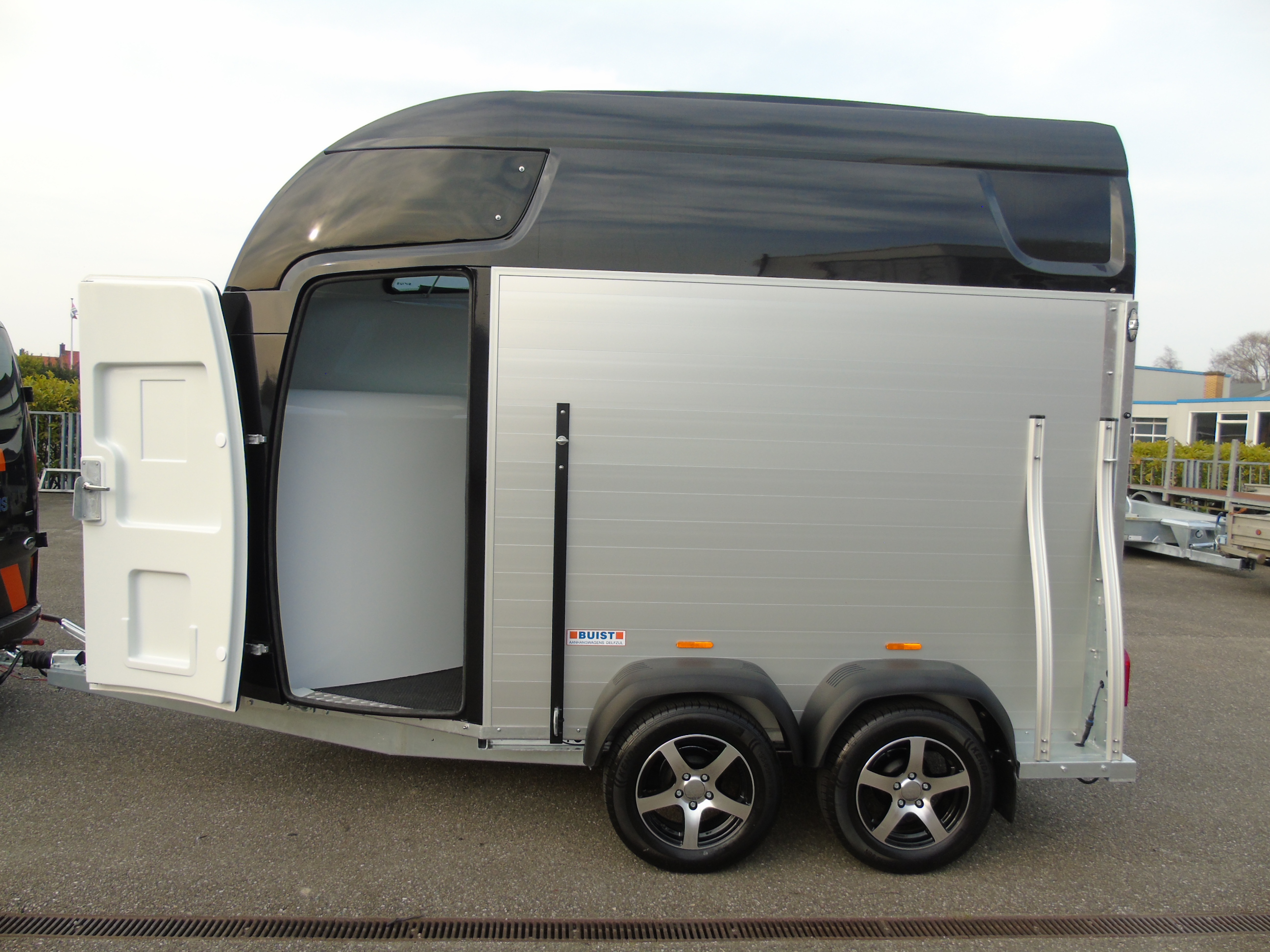 Voorraad Sirius S77 Aluminium Polyester 2-paards trailer