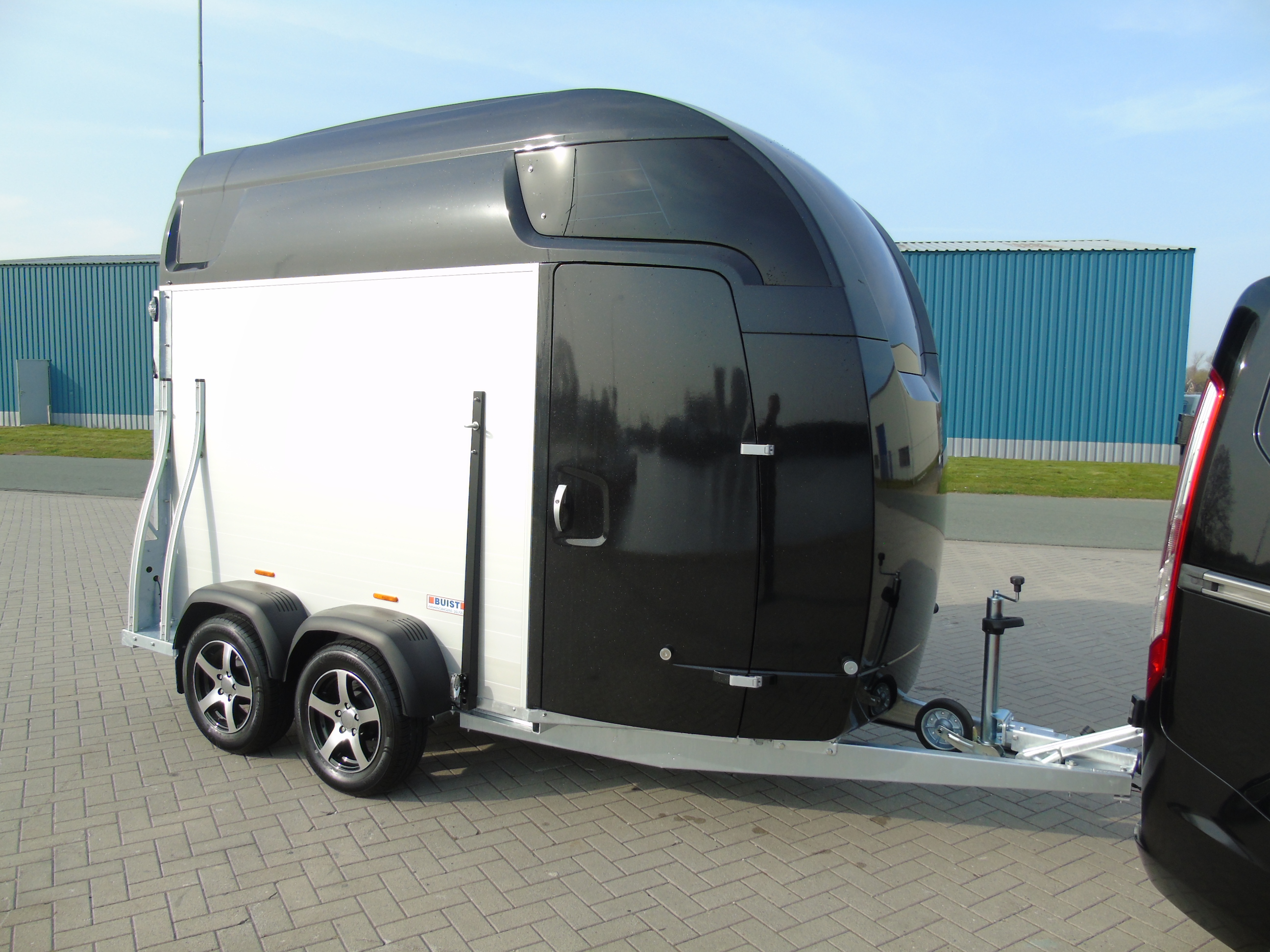 Voorraad Sirius S77 Aluminium Polyester 2-paards trailer