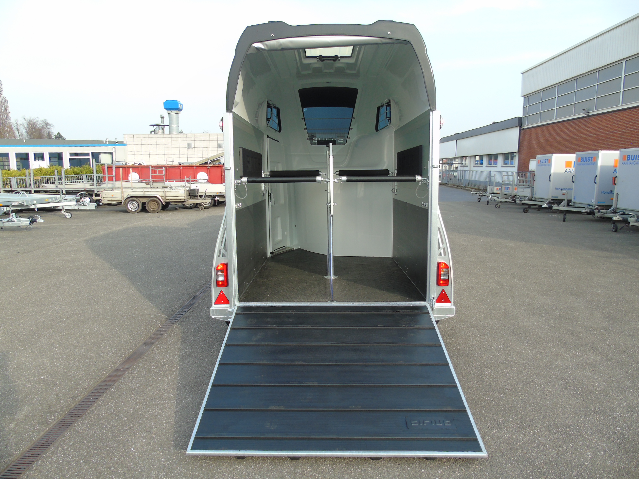 Voorraad Sirius S77 Aluminium Polyester 2-paards trailer