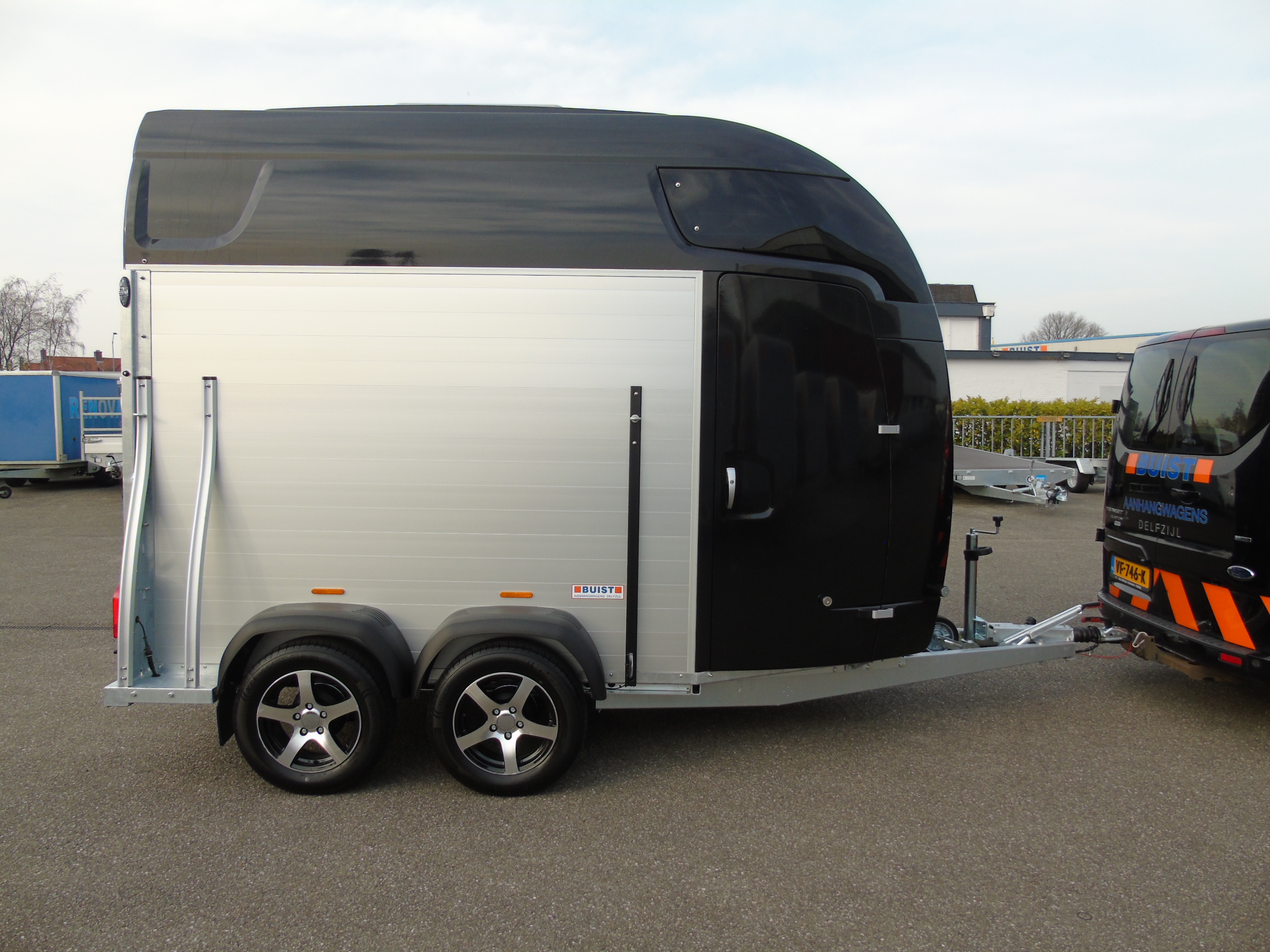 Voorraad Sirius S77 Aluminium Polyester 2-paards trailer