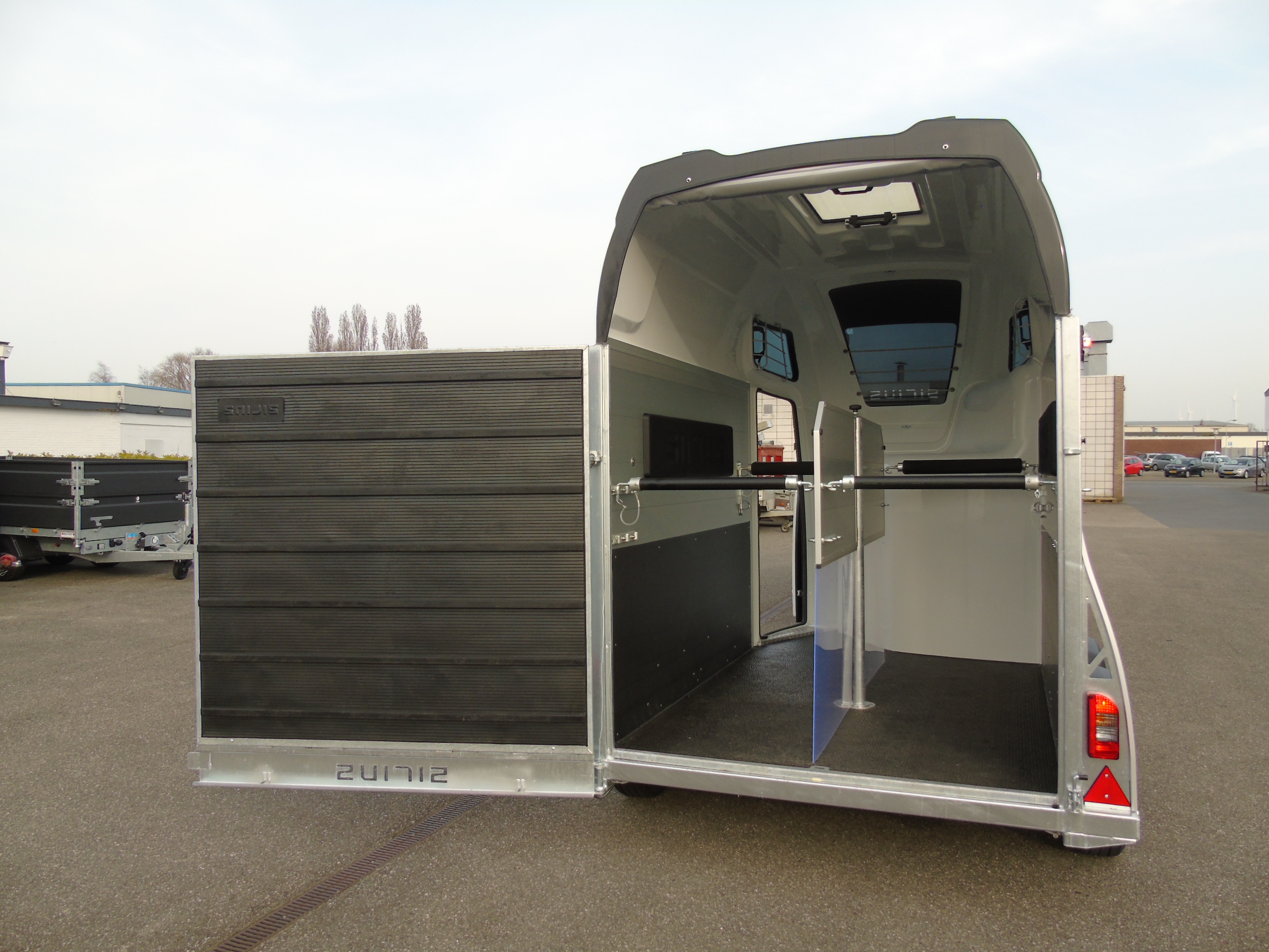 Voorraad Sirius S77 Aluminium Polyester 2-paards trailer