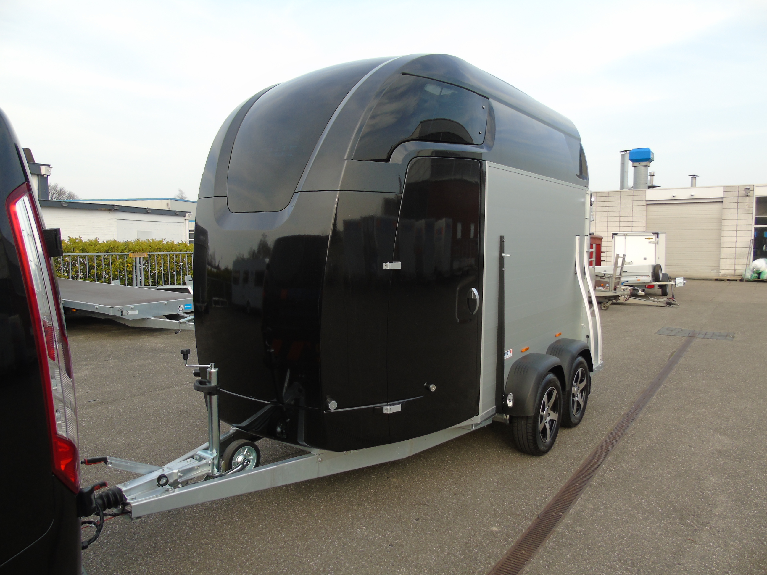 Voorraad Sirius S77 Aluminium Polyester 2-paards trailer