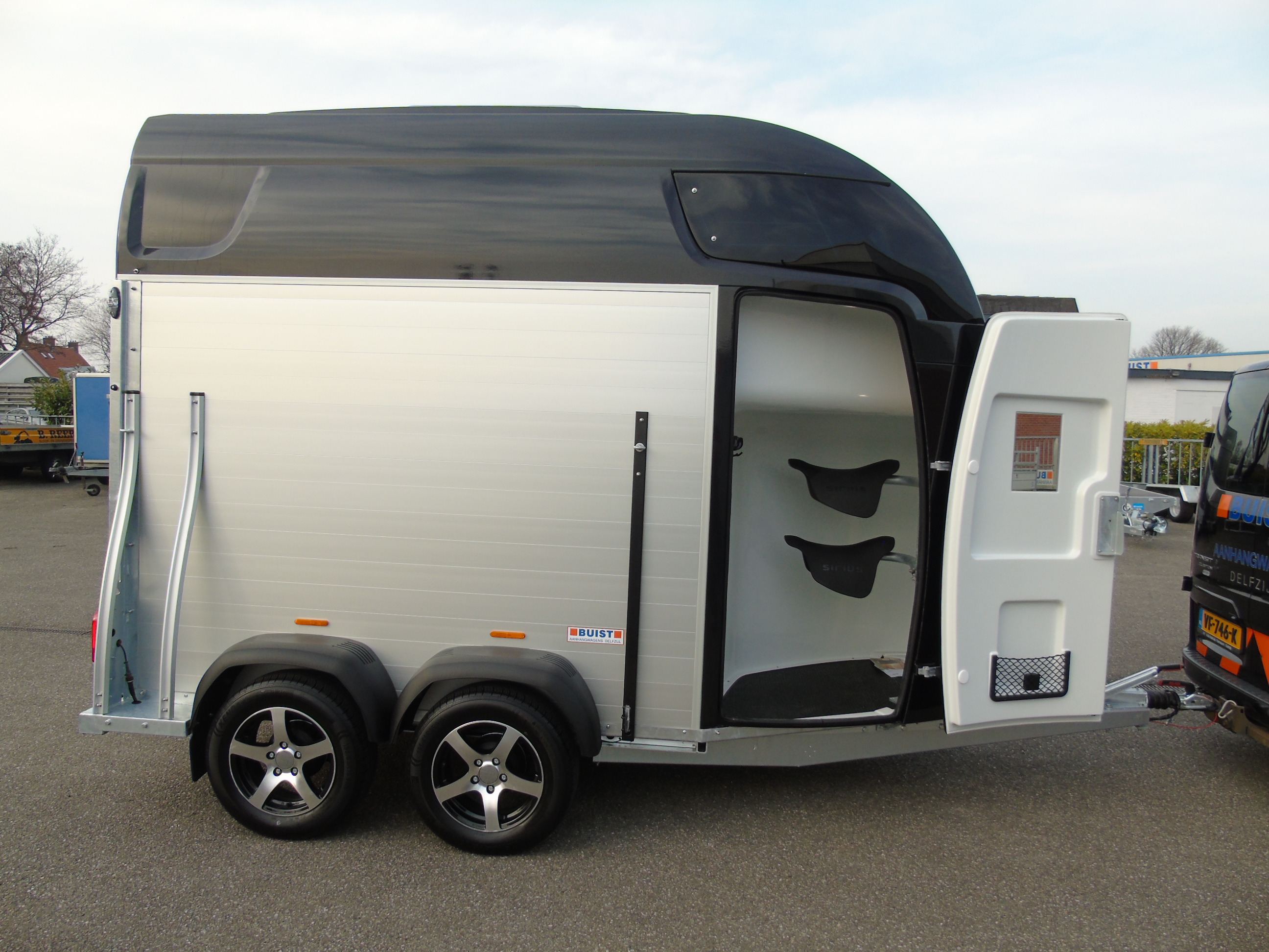 Voorraad Sirius S77 Aluminium Polyester 2-paards trailer