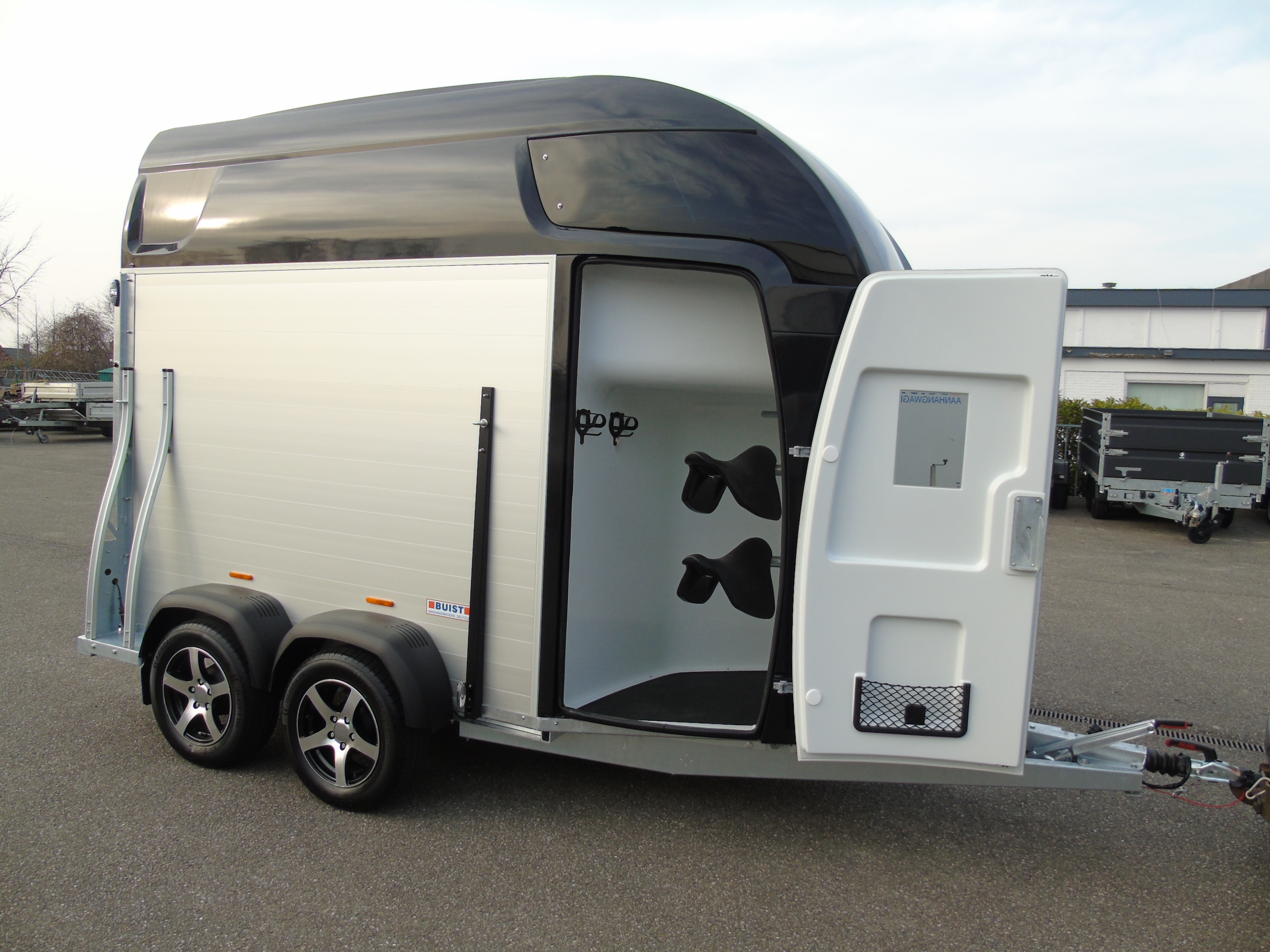 Voorraad Sirius S77 Aluminium Polyester 2-paards trailer