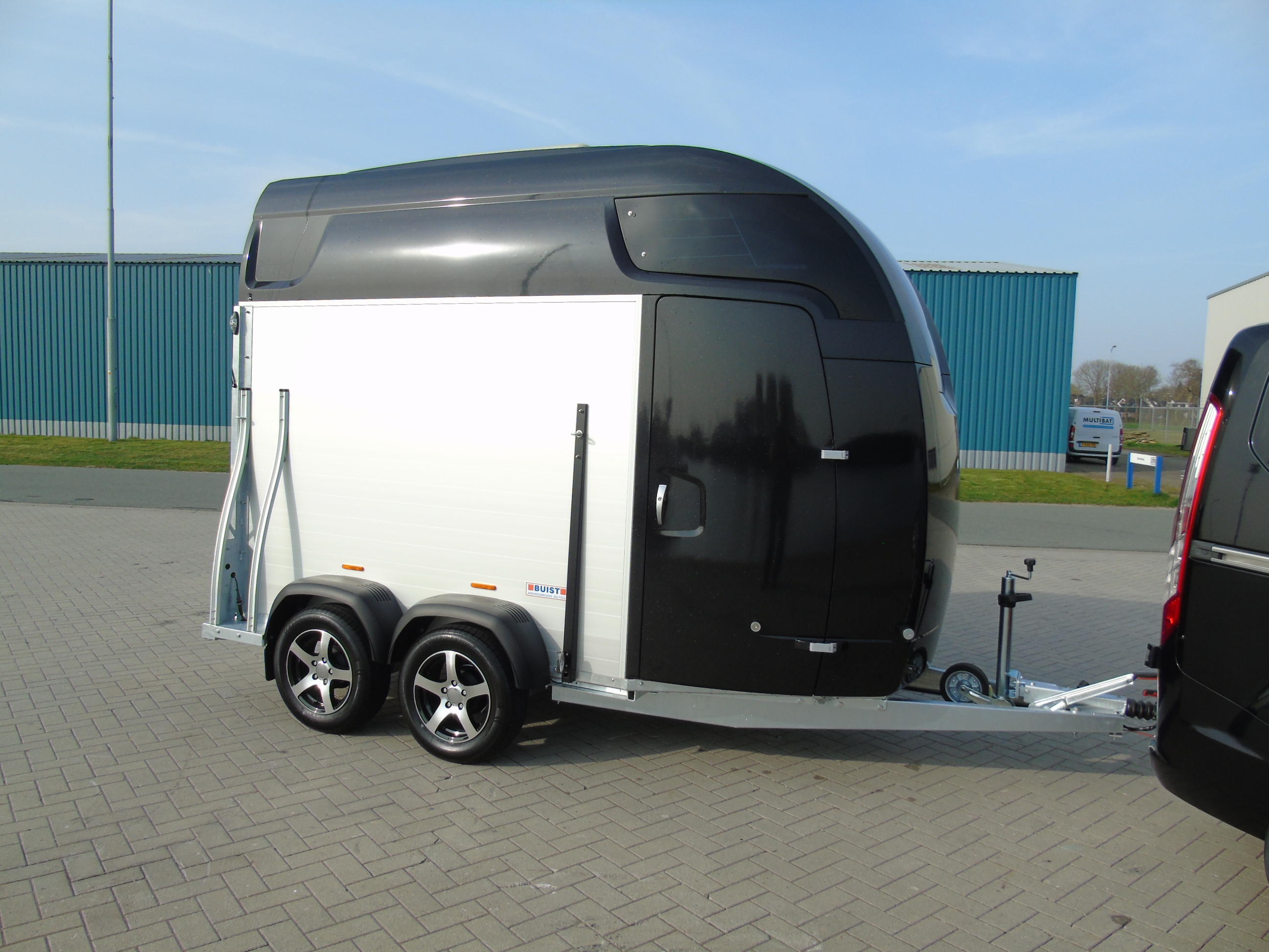 Voorraad Sirius S77 Aluminium Polyester 2-paards trailer