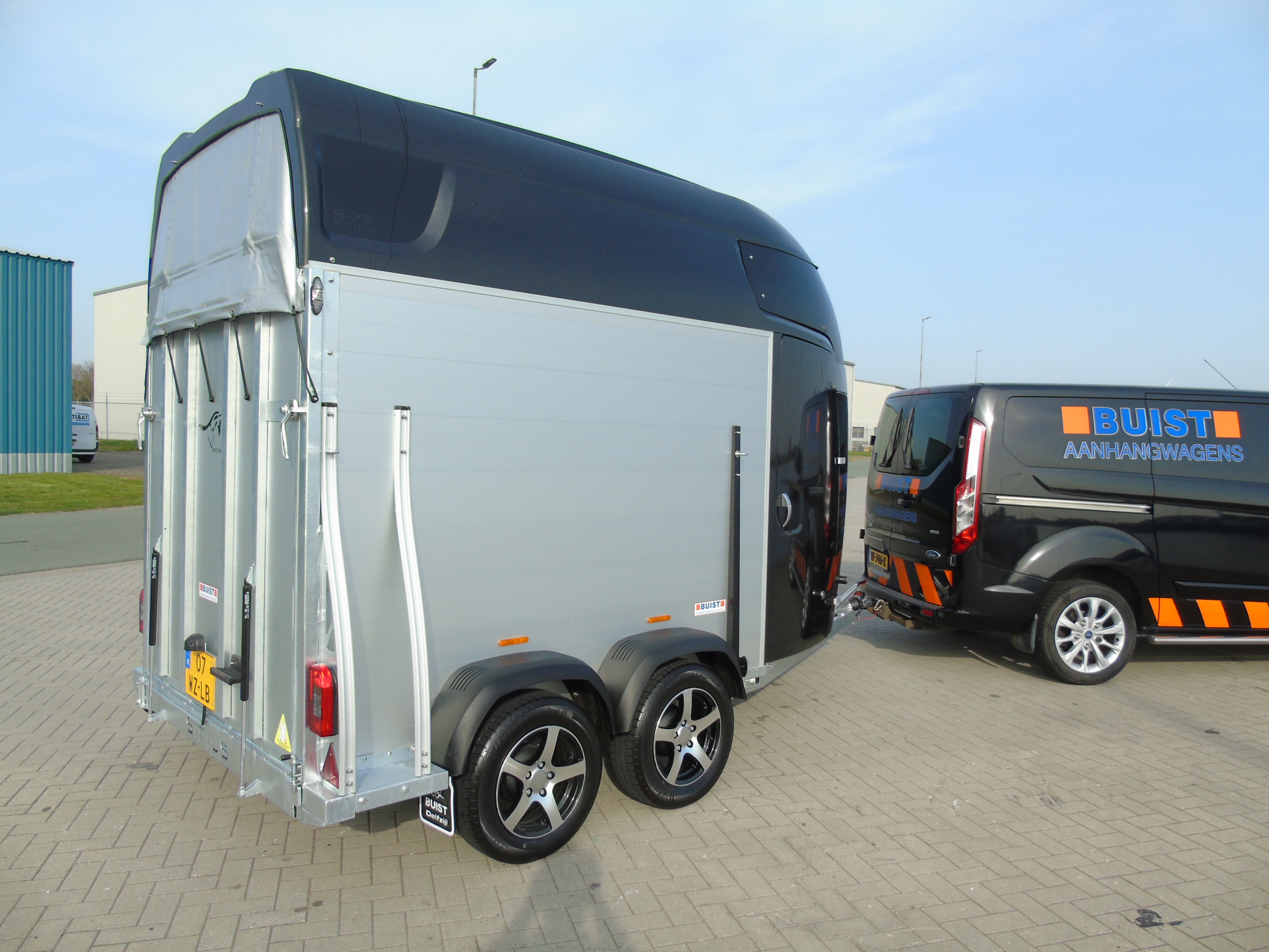 Voorraad Sirius S77 Aluminium Polyester 2-paards trailer