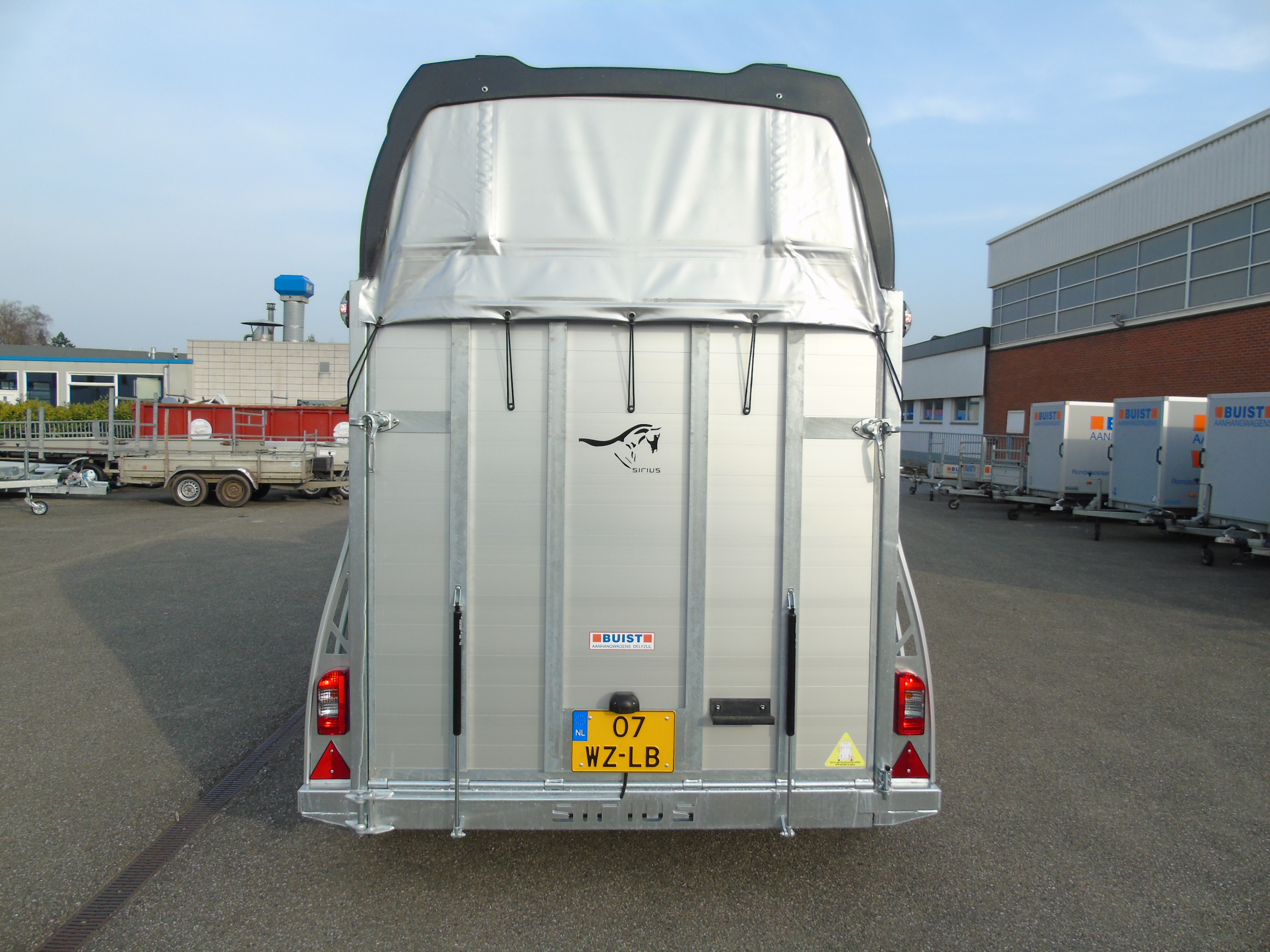 Voorraad Sirius S77 Aluminium Polyester 2-paards trailer