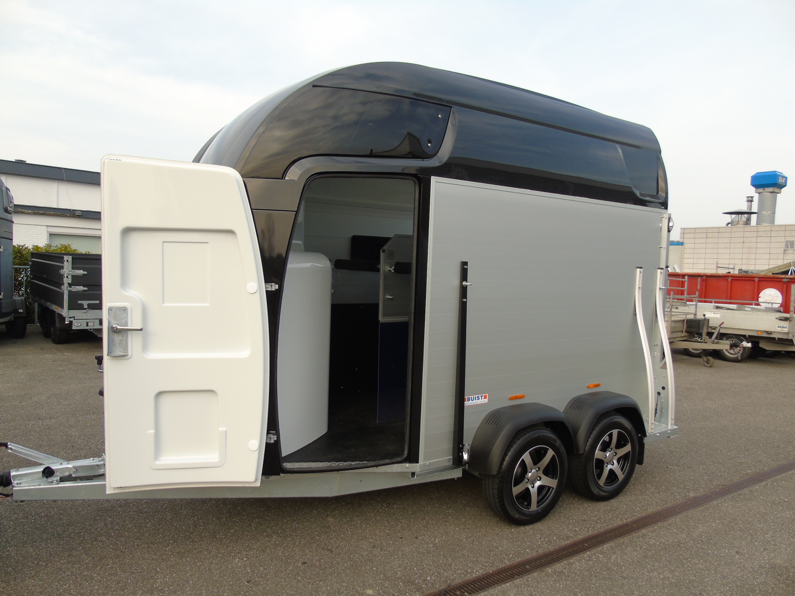 Voorraad Sirius S77 Aluminium Polyester 2-paards trailer