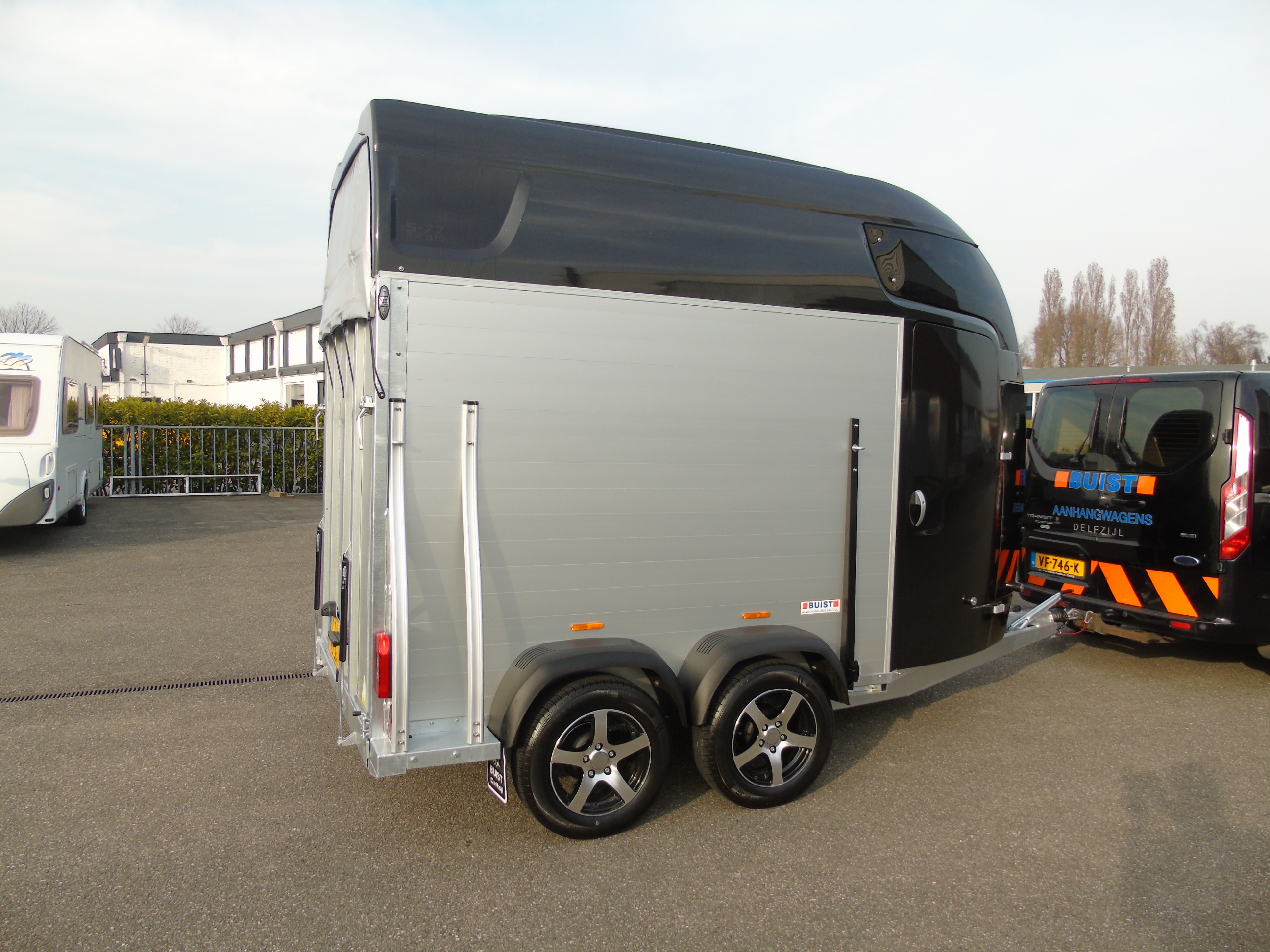 Voorraad Sirius S77 Aluminium Polyester 2-paards trailer