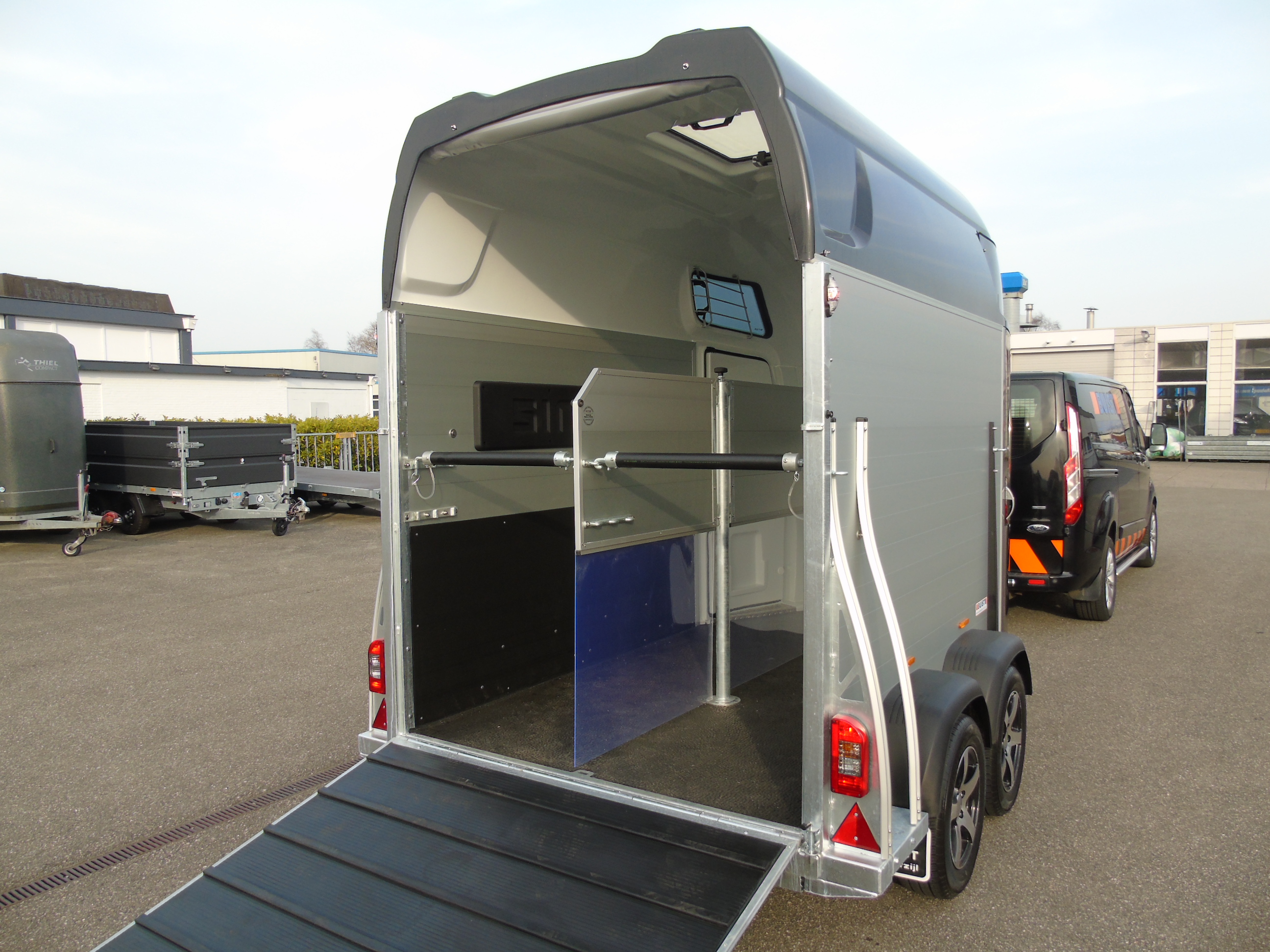 Voorraad Sirius S77 Aluminium Polyester 2-paards trailer