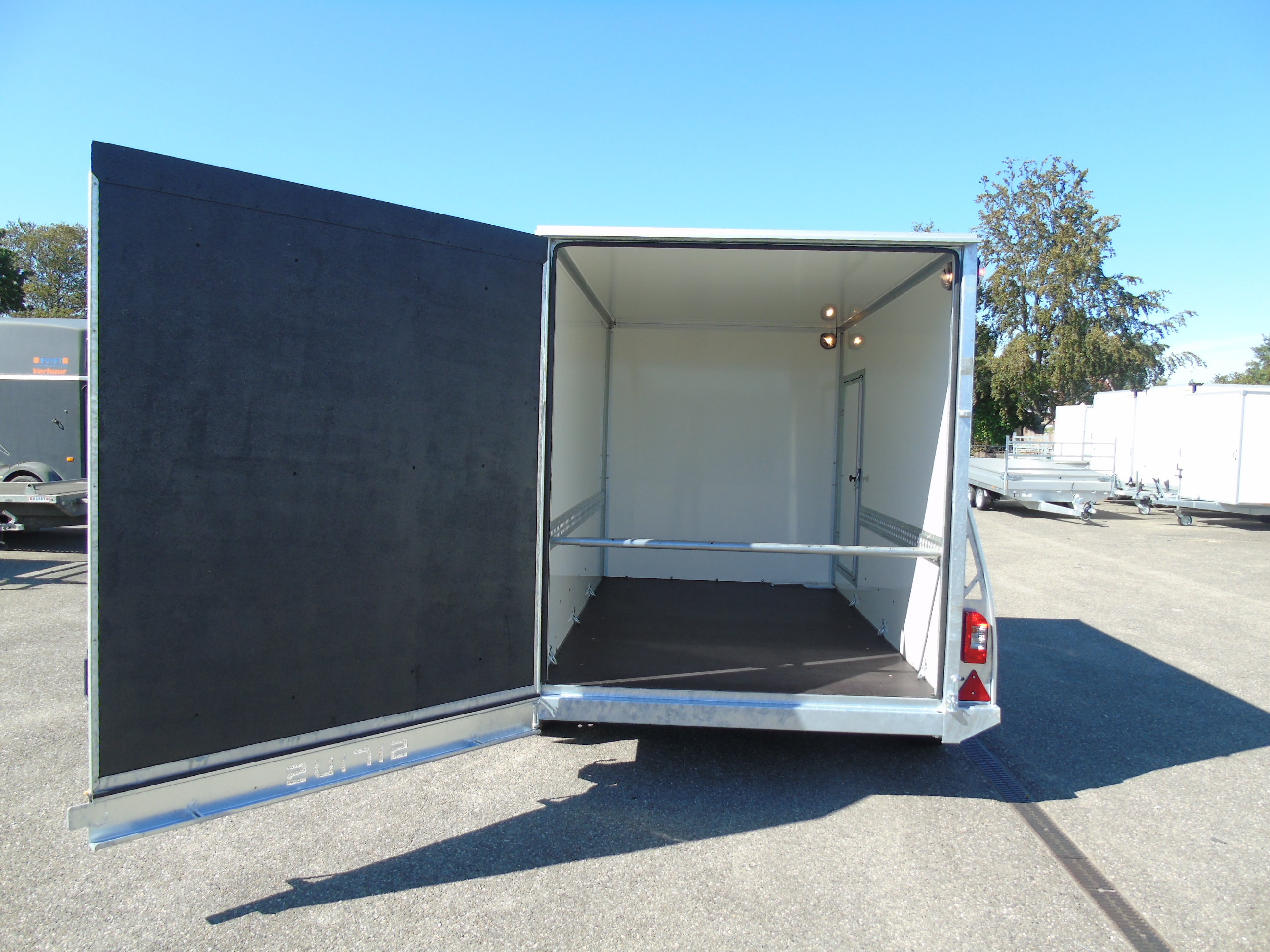Voorraad aanhangwagen Sirius G305 PP Cargo 2500 kg gesloten tandemasser bakwagen deur-klep
