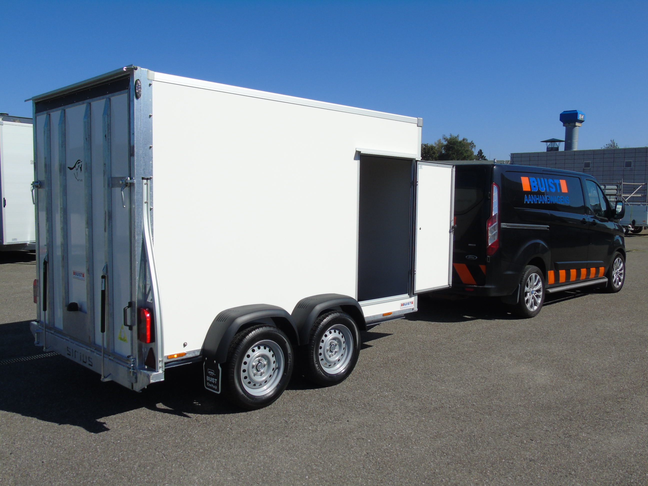 Voorraad aanhangwagen Sirius G305 PP Cargo 2500 kg gesloten tandemasser bakwagen deur-klep