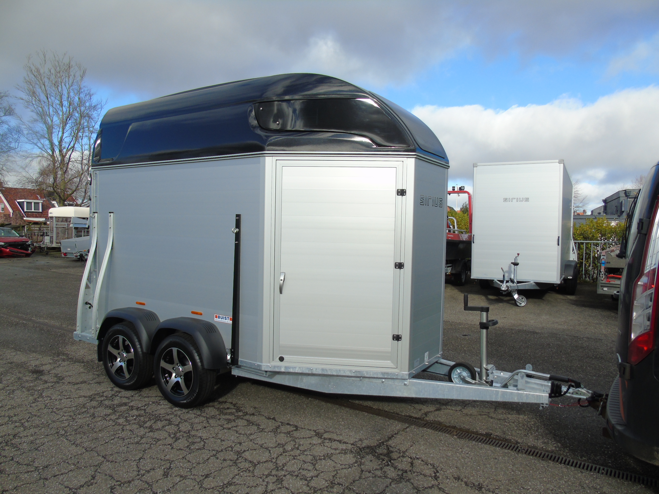 Voorraad Sirius S77 Aluminium 2-paards trailer Black Metallic Zadelkamer Panoramaraam