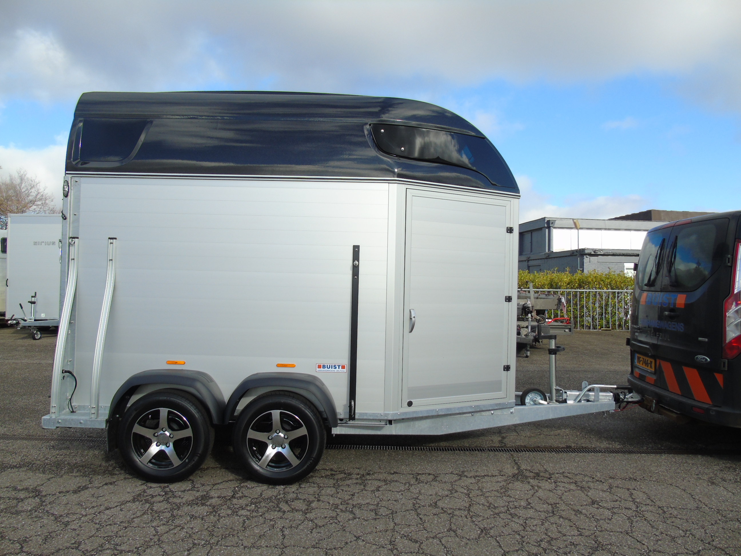 Voorraad Sirius S77 Aluminium 2-paards trailer Black Metallic Zadelkamer Panoramaraam