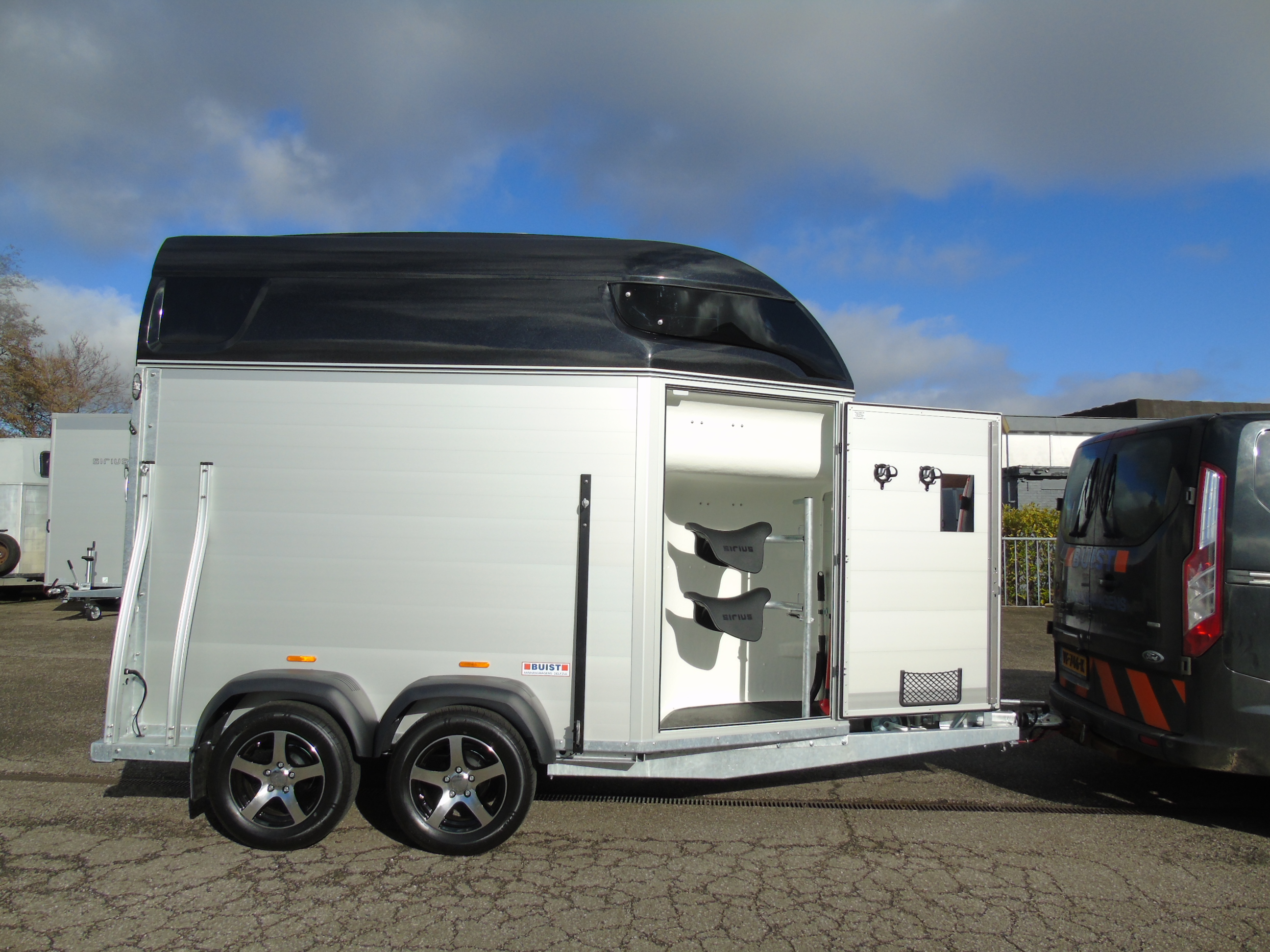 Voorraad Sirius S77 Aluminium 2-paards trailer Black Metallic Zadelkamer Panoramaraam