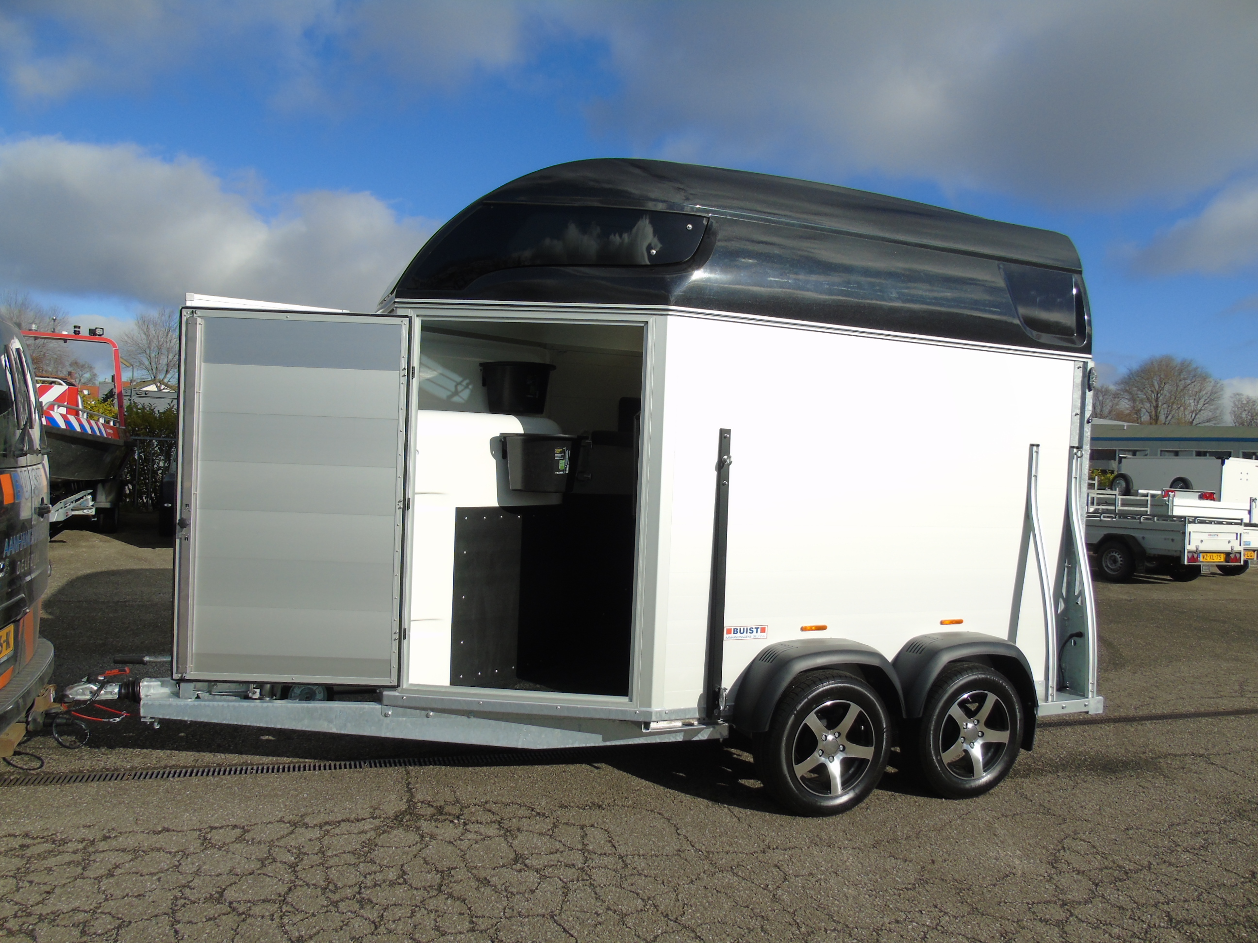 Voorraad Sirius S77 Aluminium 2-paards trailer Black Metallic Zadelkamer Panoramaraam