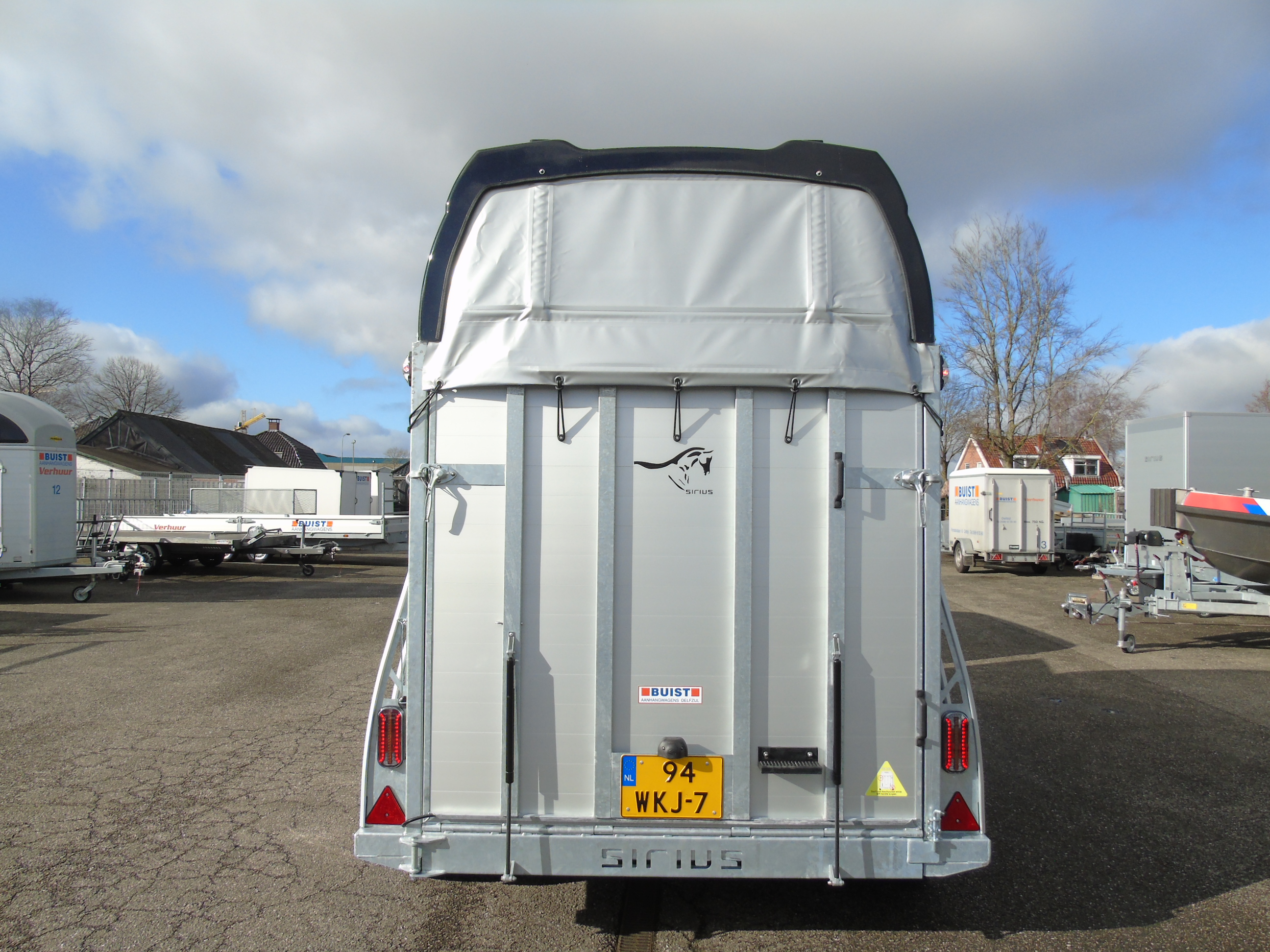 Voorraad Sirius S77 Aluminium 2-paards trailer Black Metallic Zadelkamer Panoramaraam