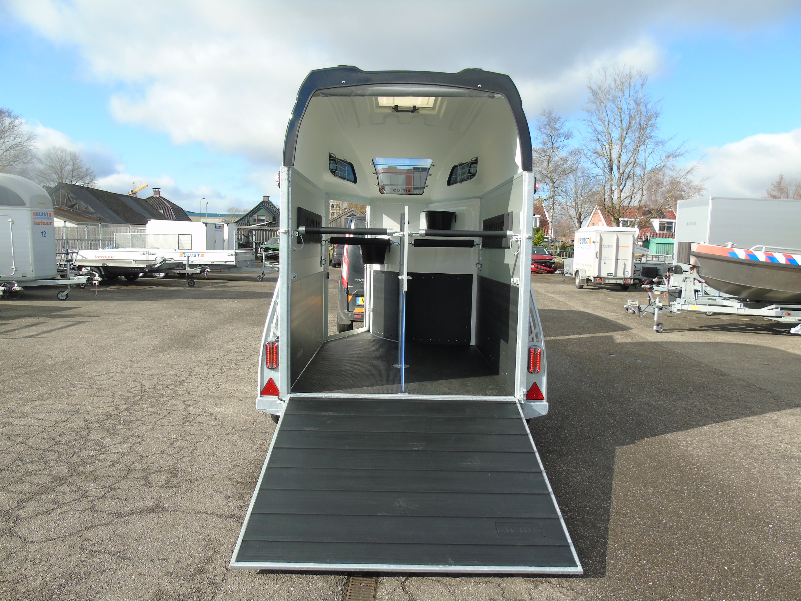 Voorraad Sirius S77 Aluminium 2-paards trailer Black Metallic Zadelkamer Panoramaraam