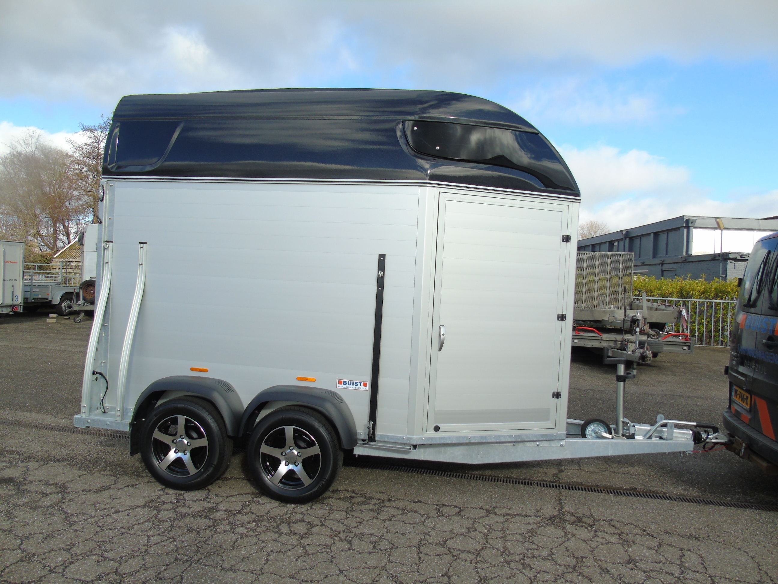 Voorraad Sirius S77 Aluminium 2-paards trailer Black Metallic Zadelkamer Panoramaraam