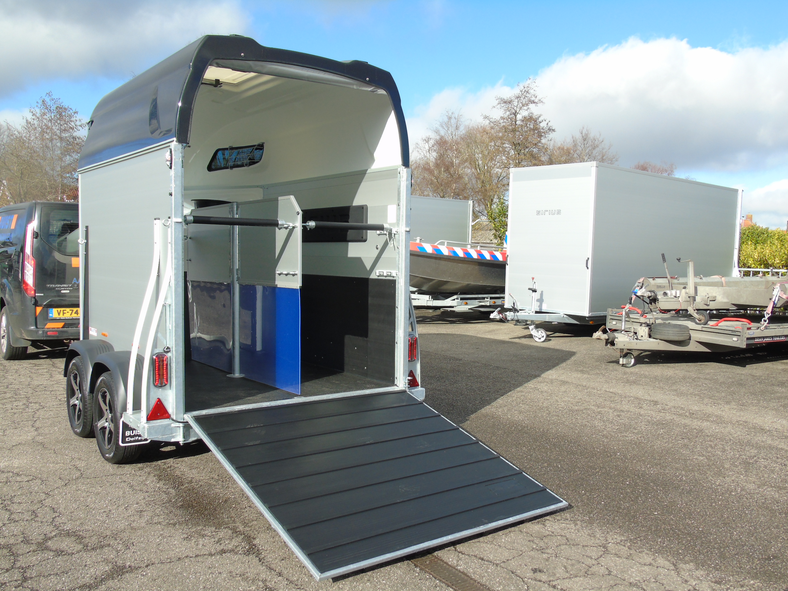 Voorraad Sirius S77 Aluminium 2-paards trailer Black Metallic Zadelkamer Panoramaraam