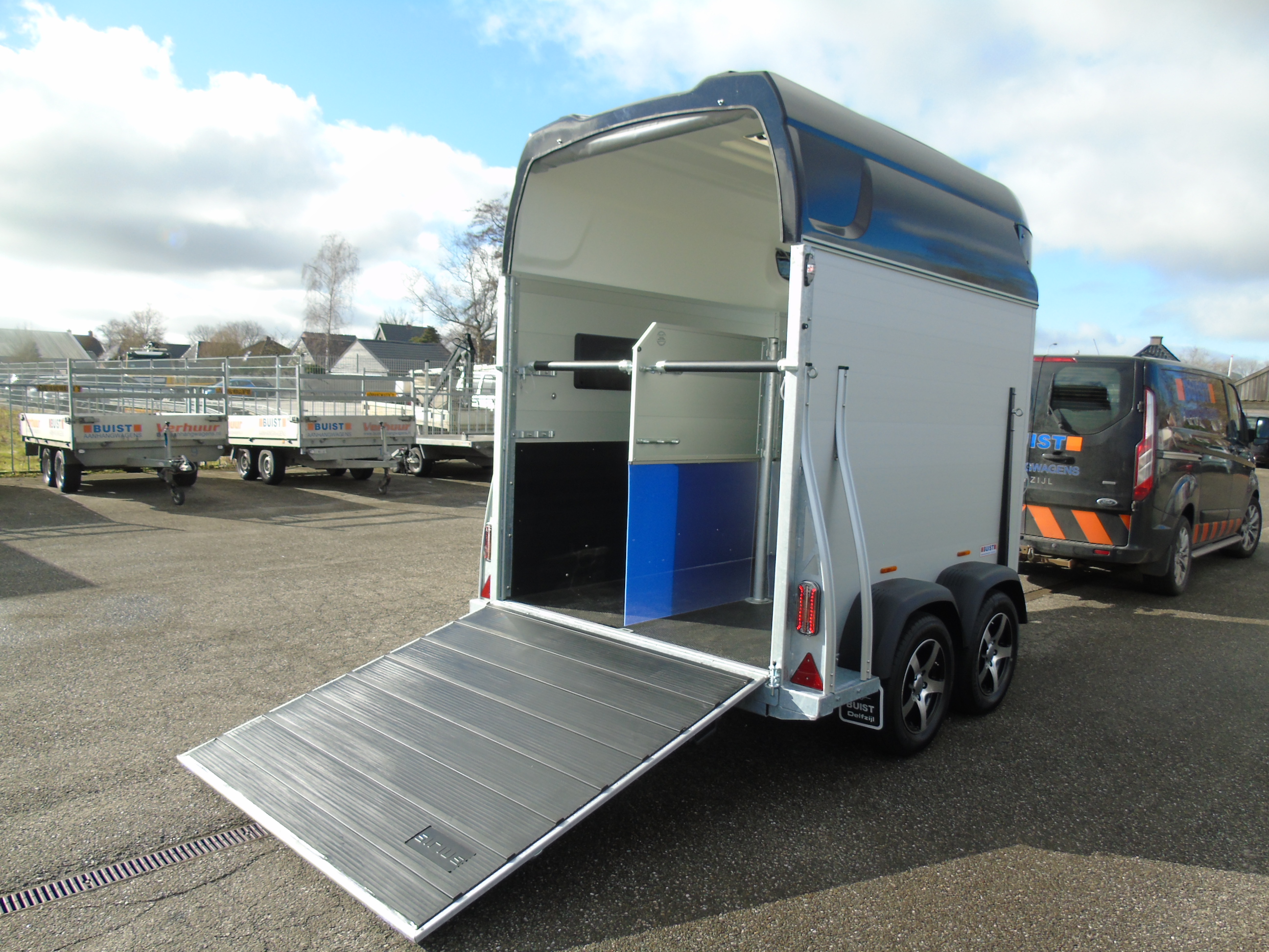 Voorraad Sirius S77 Aluminium 2-paards trailer Black Metallic Zadelkamer Panoramaraam