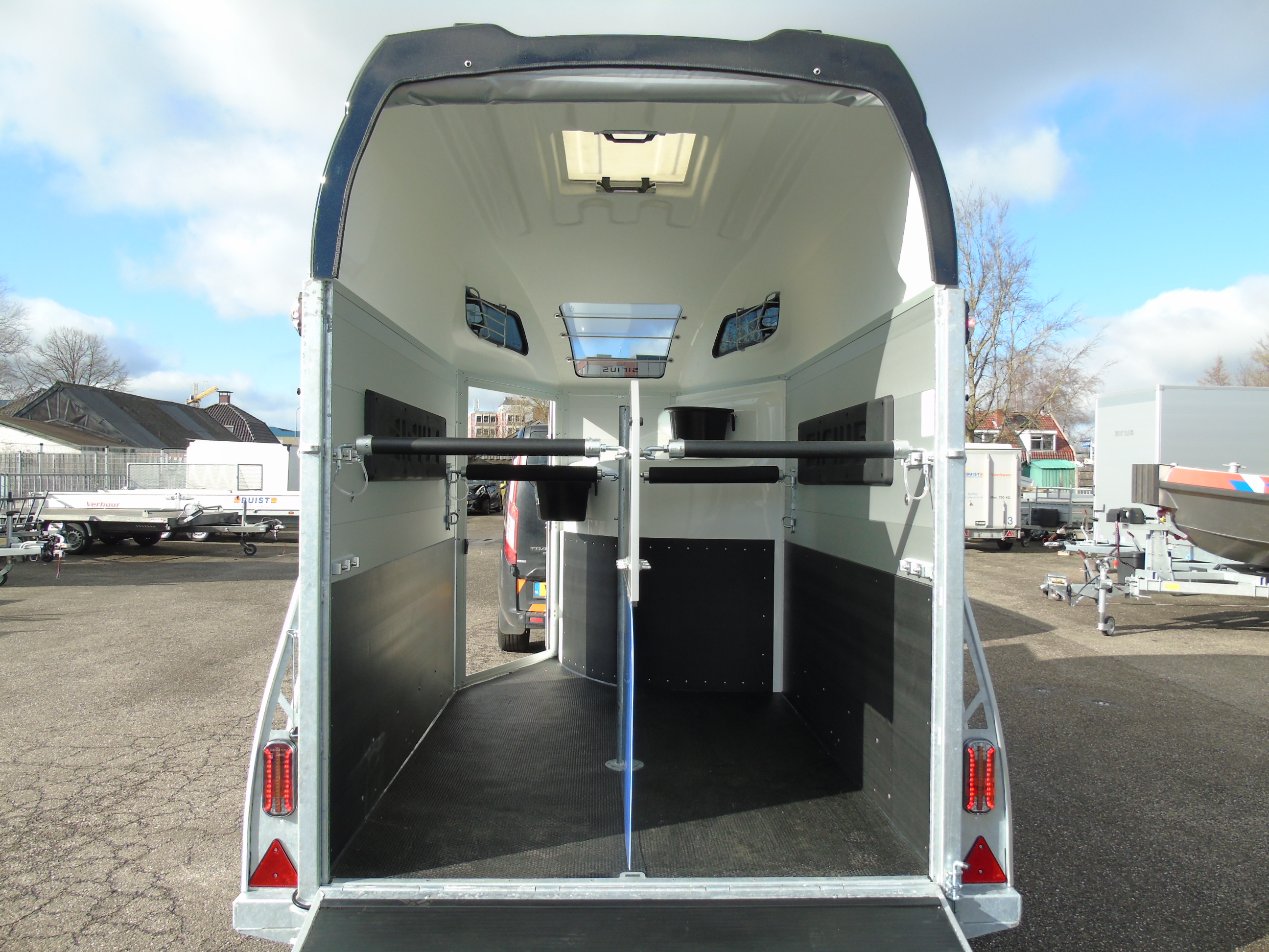 Voorraad Sirius S77 Aluminium 2-paards trailer Black Metallic Zadelkamer Panoramaraam