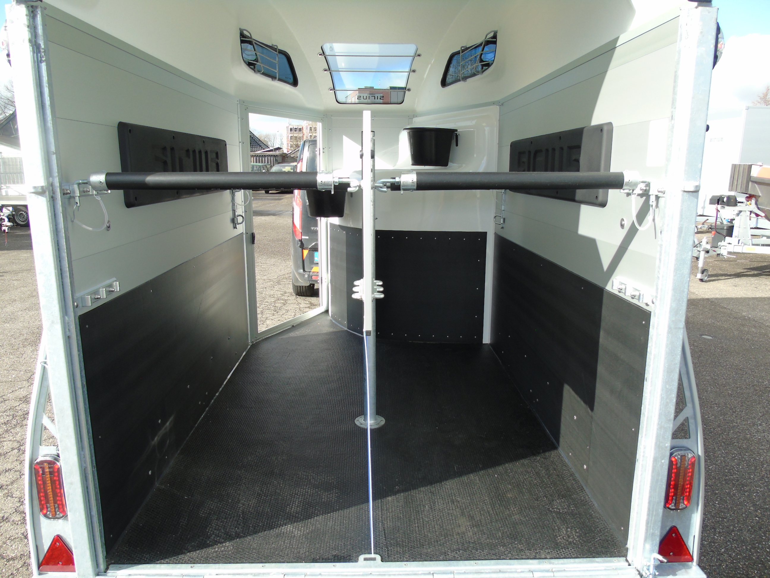 Voorraad Sirius S77 Aluminium 2-paards trailer Black Metallic Zadelkamer Panoramaraam