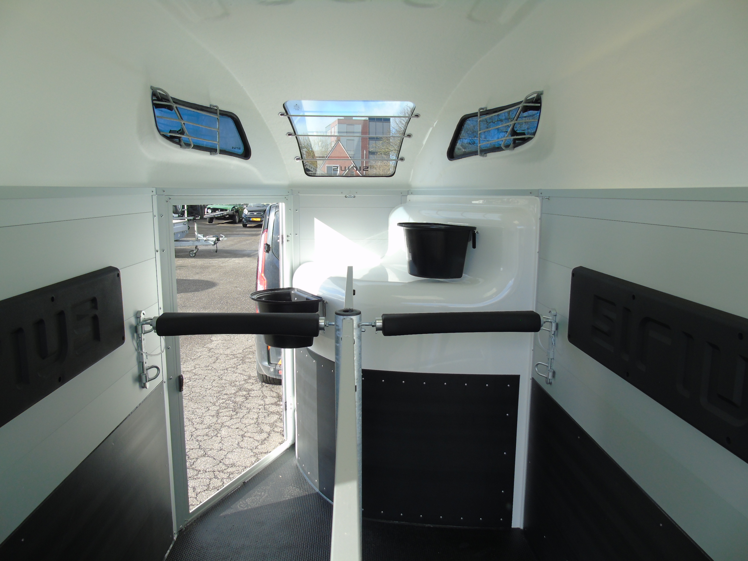 Voorraad Sirius S77 Aluminium 2-paards trailer Black Metallic Zadelkamer Panoramaraam