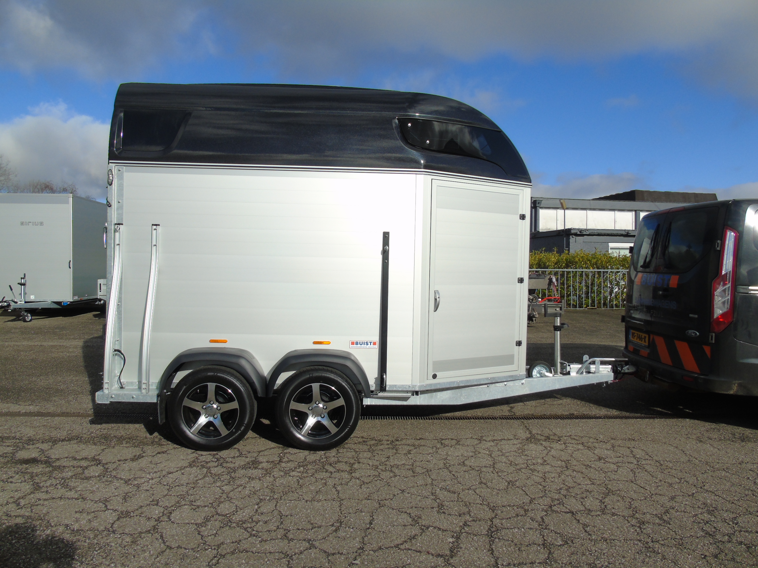 Voorraad Sirius S77 Aluminium 2-paards trailer Black Metallic Zadelkamer Panoramaraam