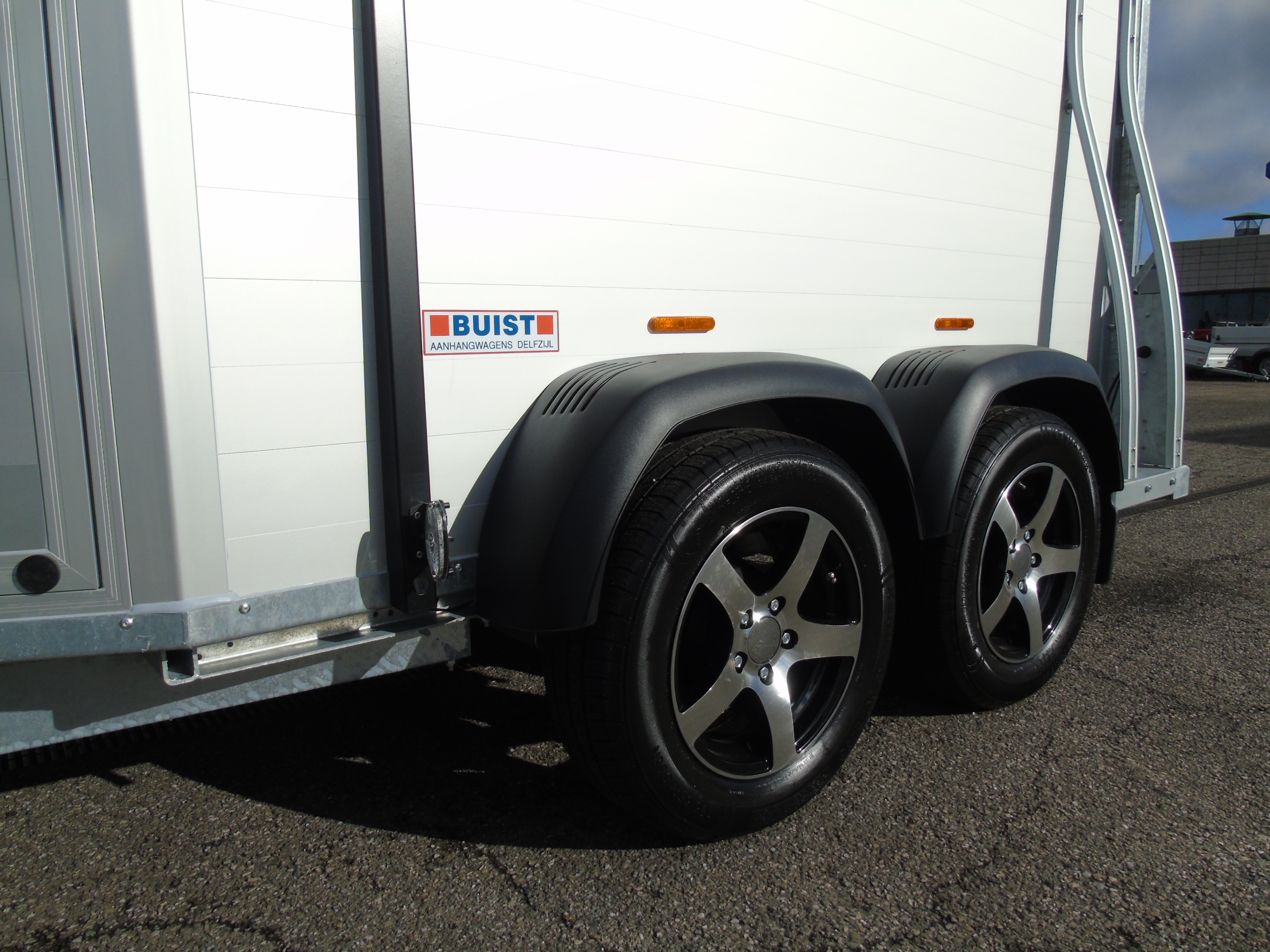 Voorraad Sirius S77 Aluminium 2-paards trailer Black Metallic Zadelkamer Panoramaraam