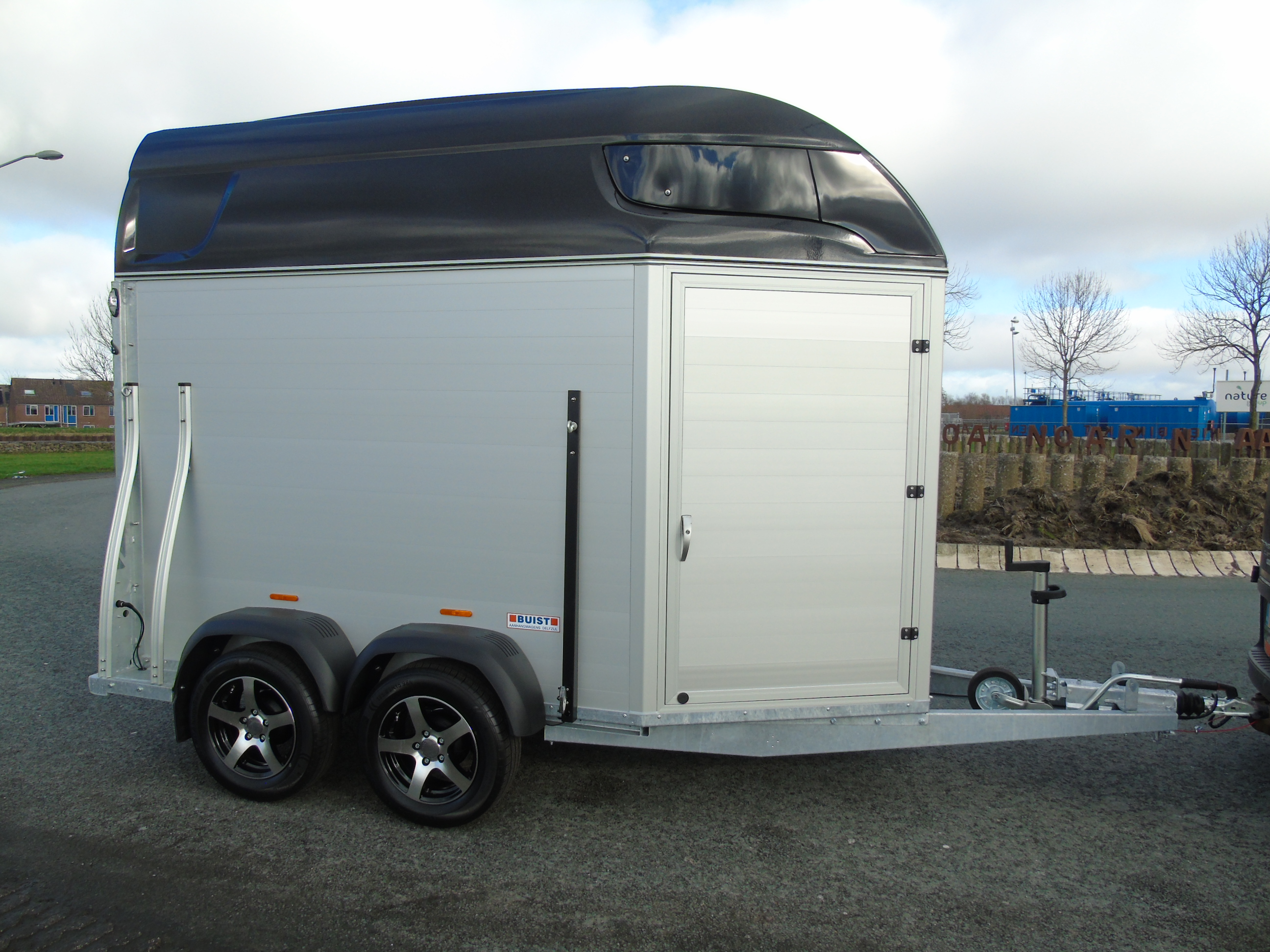 Voorraad Sirius S77 Aluminium 2-paards trailer Black Metallic Zadelkamer Panoramaraam