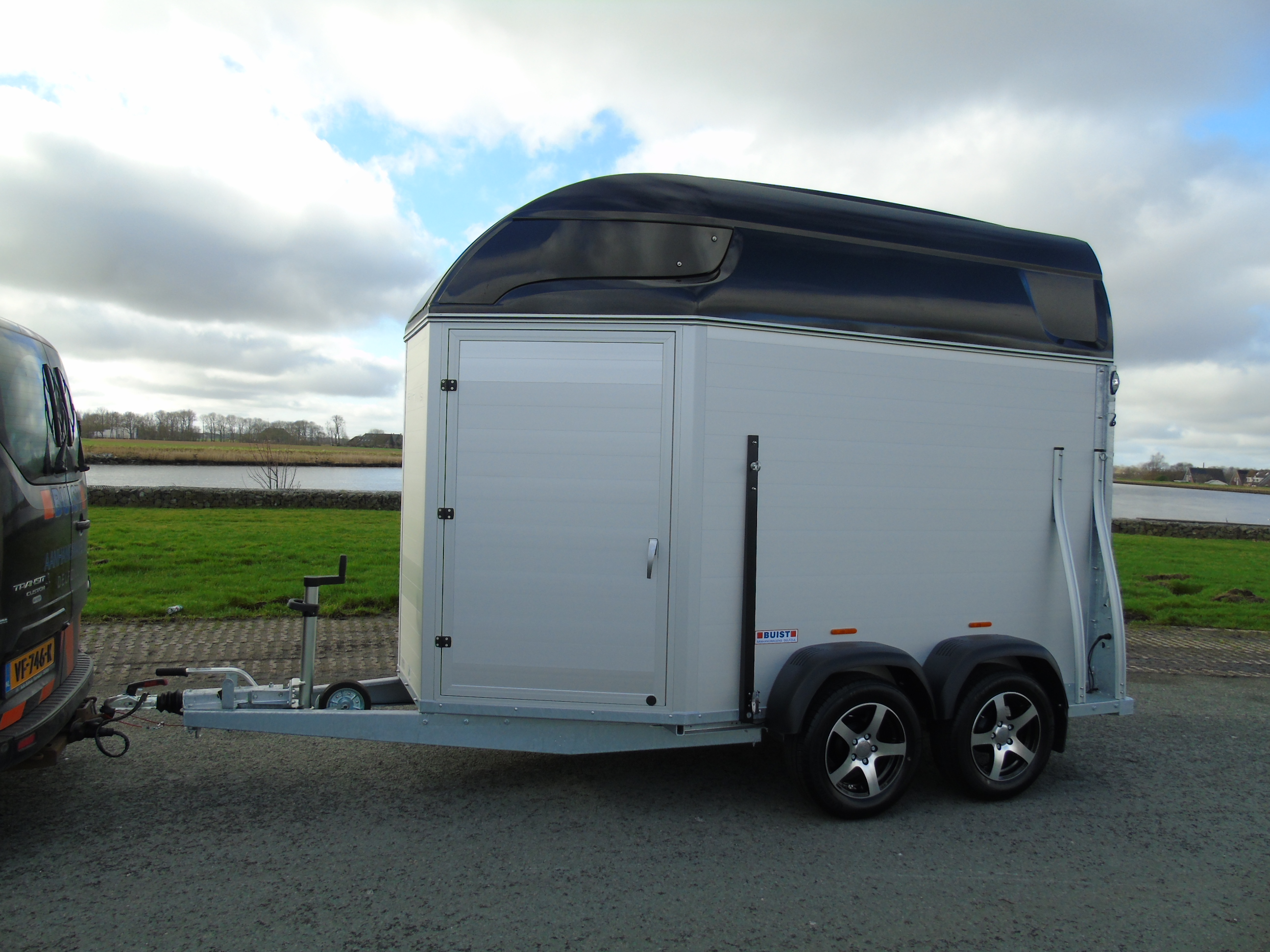 Voorraad Sirius S77 Aluminium 2-paards trailer Black Metallic Zadelkamer Panoramaraam