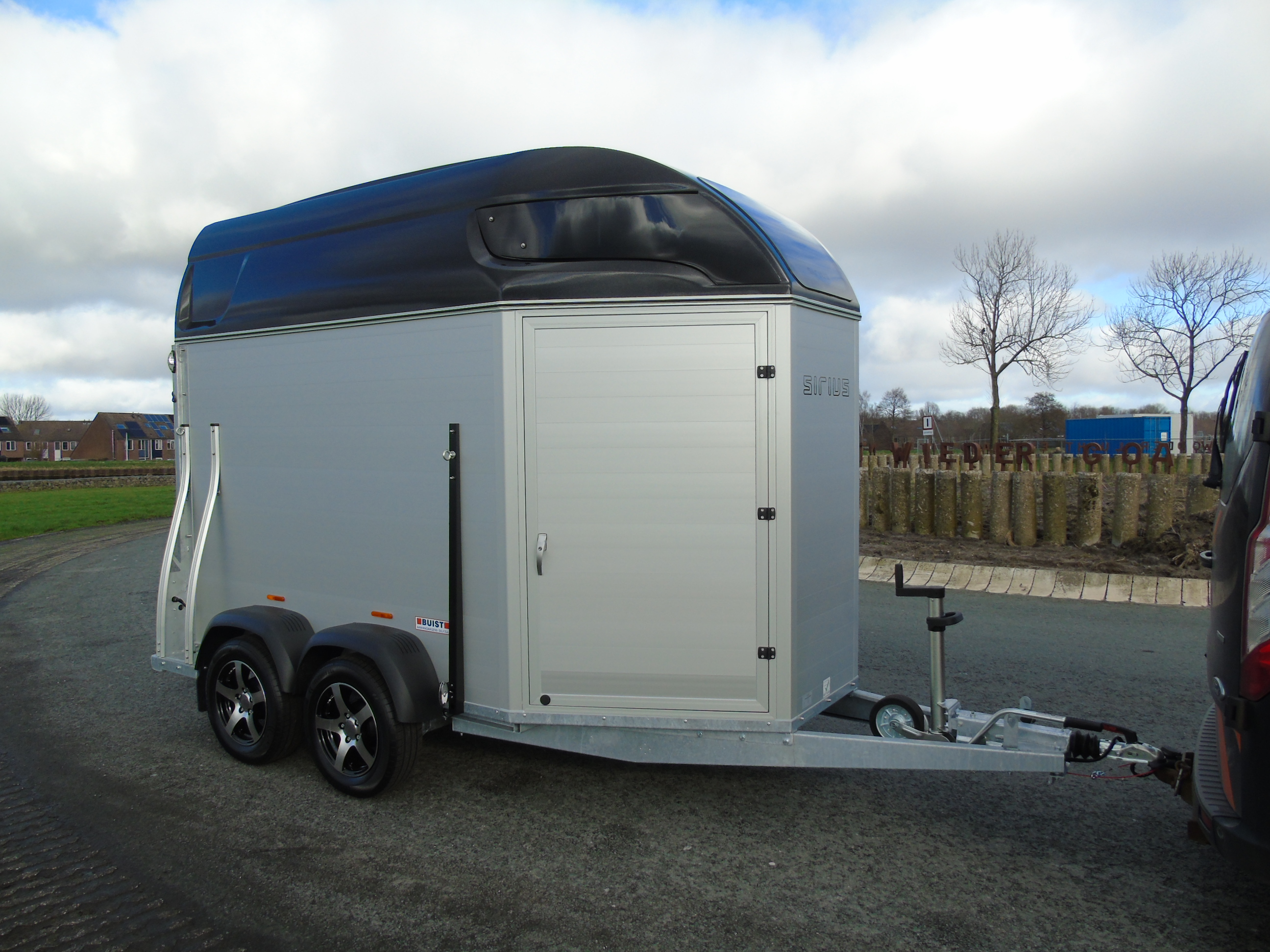 Voorraad Sirius S77 Aluminium 2-paards trailer Black Metallic Zadelkamer Panoramaraam