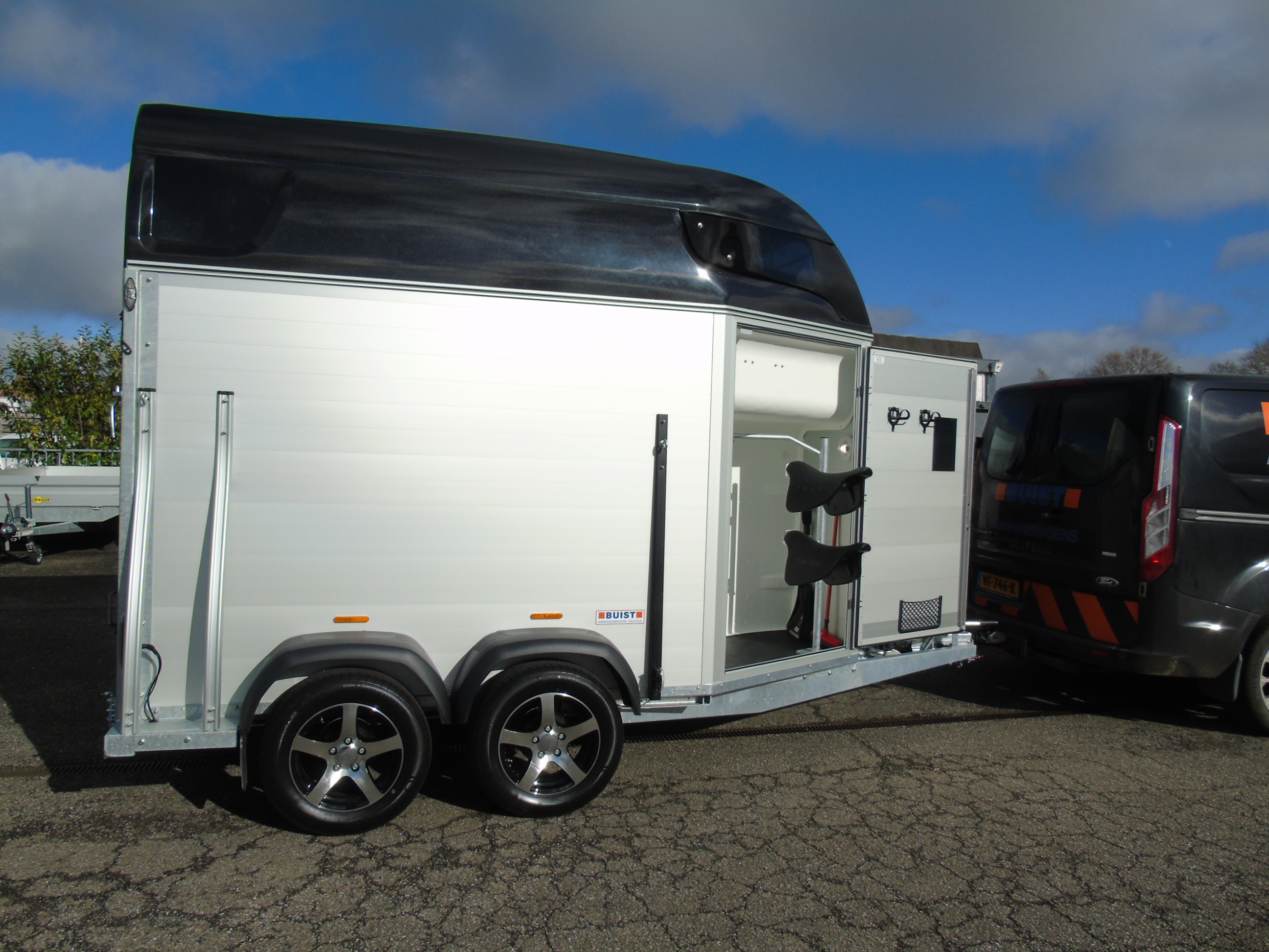 Voorraad Sirius S77 Aluminium 2-paards trailer Black Metallic Zadelkamer Panoramaraam