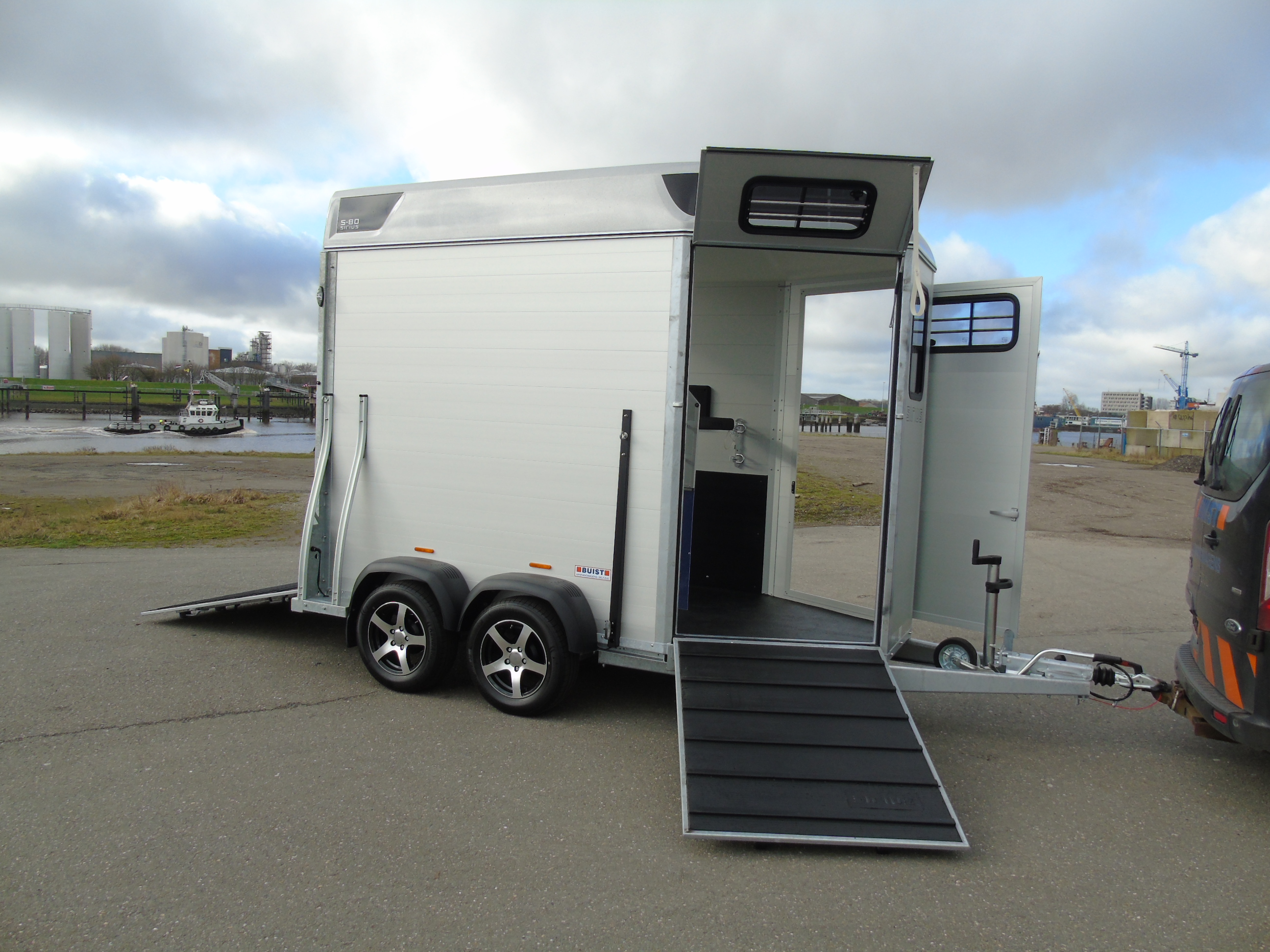 Voorraad Sirius S80 Aluminium 2-paards trailer Silver Metallic Voorlaadbrug