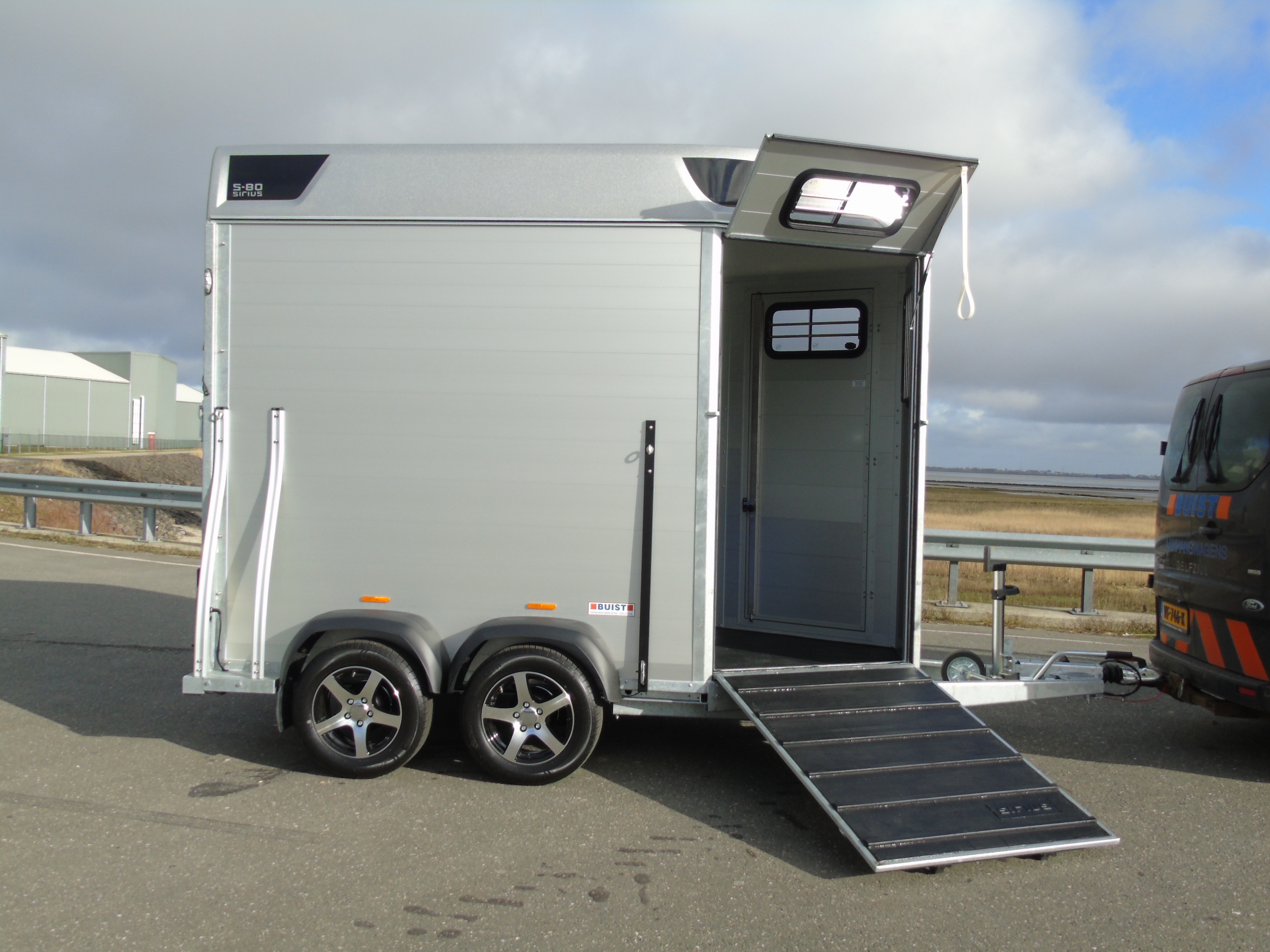 Voorraad Sirius S80 Aluminium 2-paards trailer Silver Metallic Voorlaadbrug