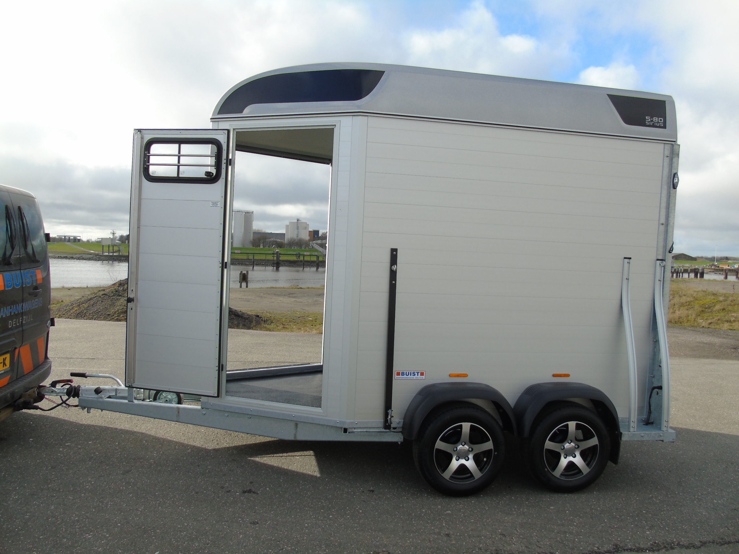 Voorraad Sirius S80 Aluminium 2-paards trailer Silver Metallic Voorlaadbrug