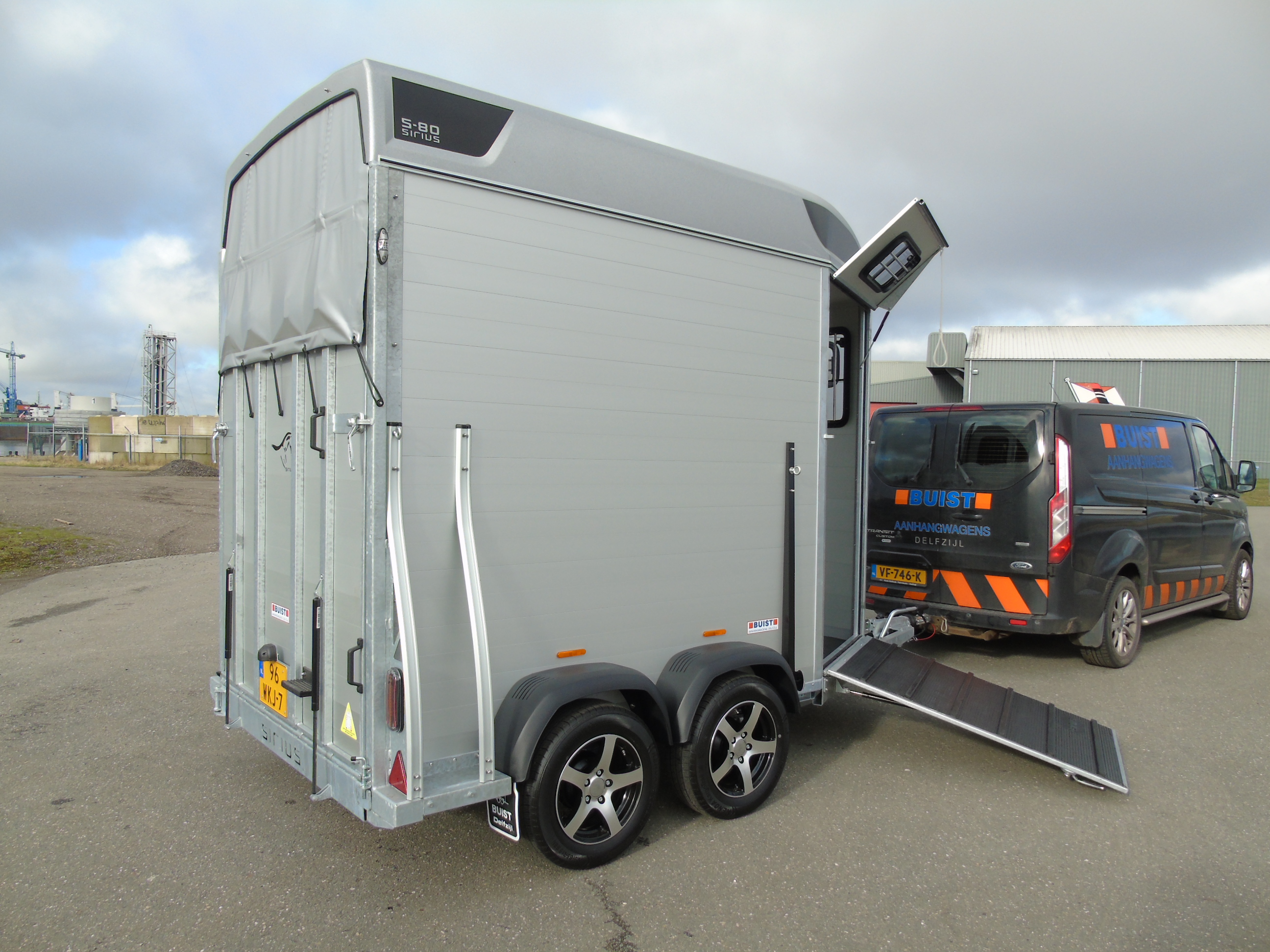 Voorraad Sirius S80 Aluminium 2-paards trailer Silver Metallic Voorlaadbrug