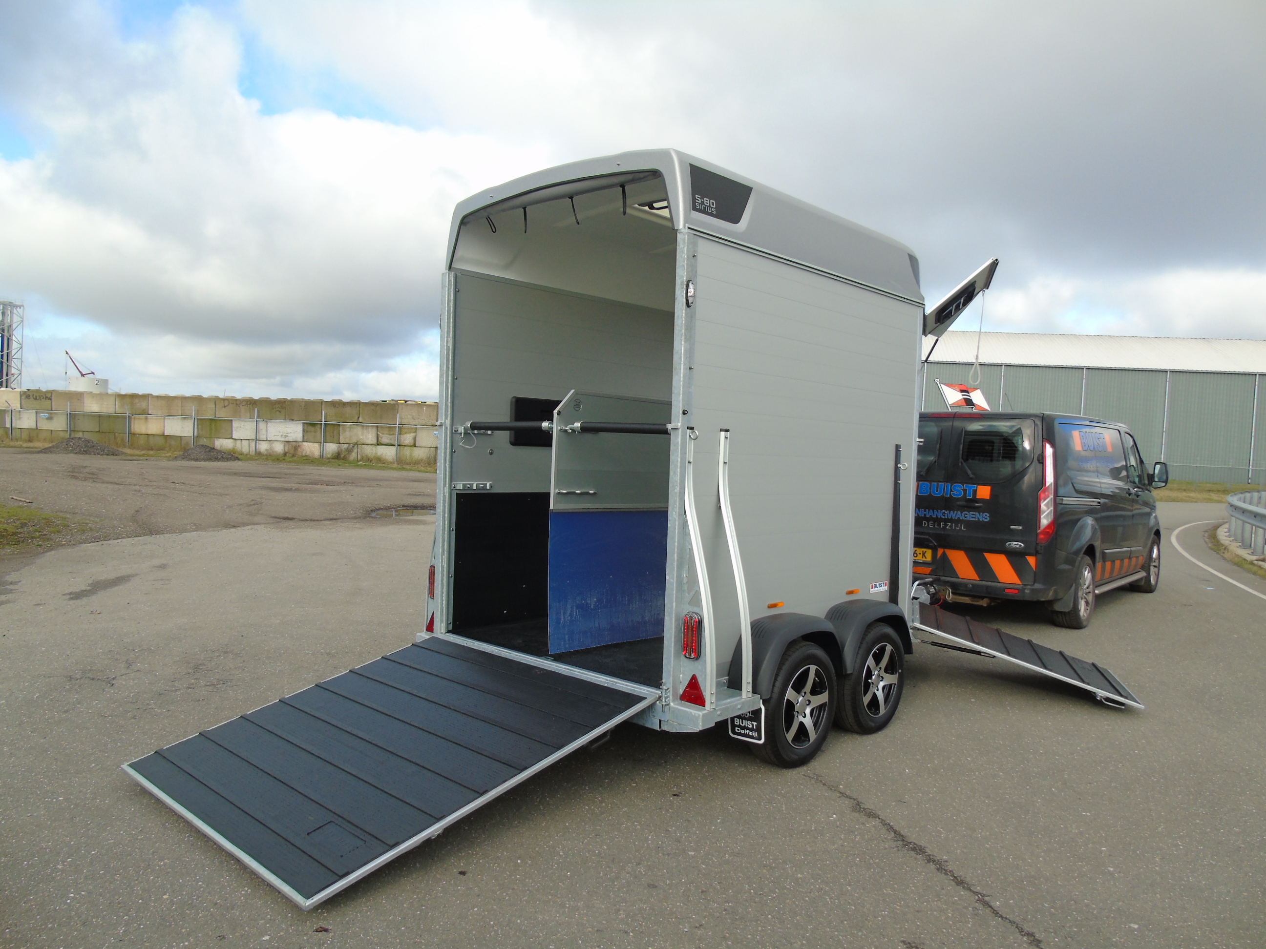 Voorraad Sirius S80 Aluminium 2-paards trailer Silver Metallic Voorlaadbrug