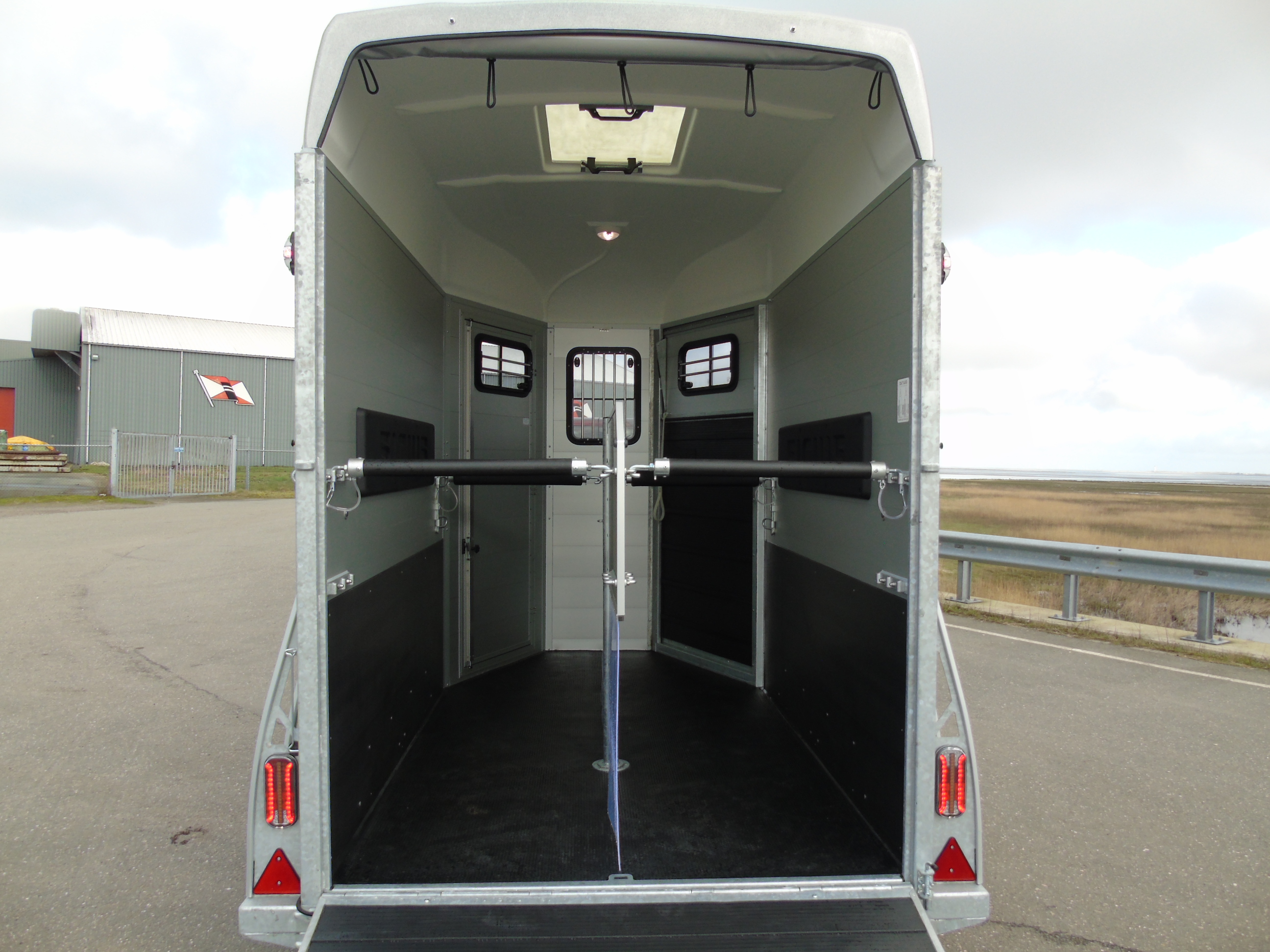 Voorraad Sirius S80 Aluminium 2-paards trailer Silver Metallic Voorlaadbrug