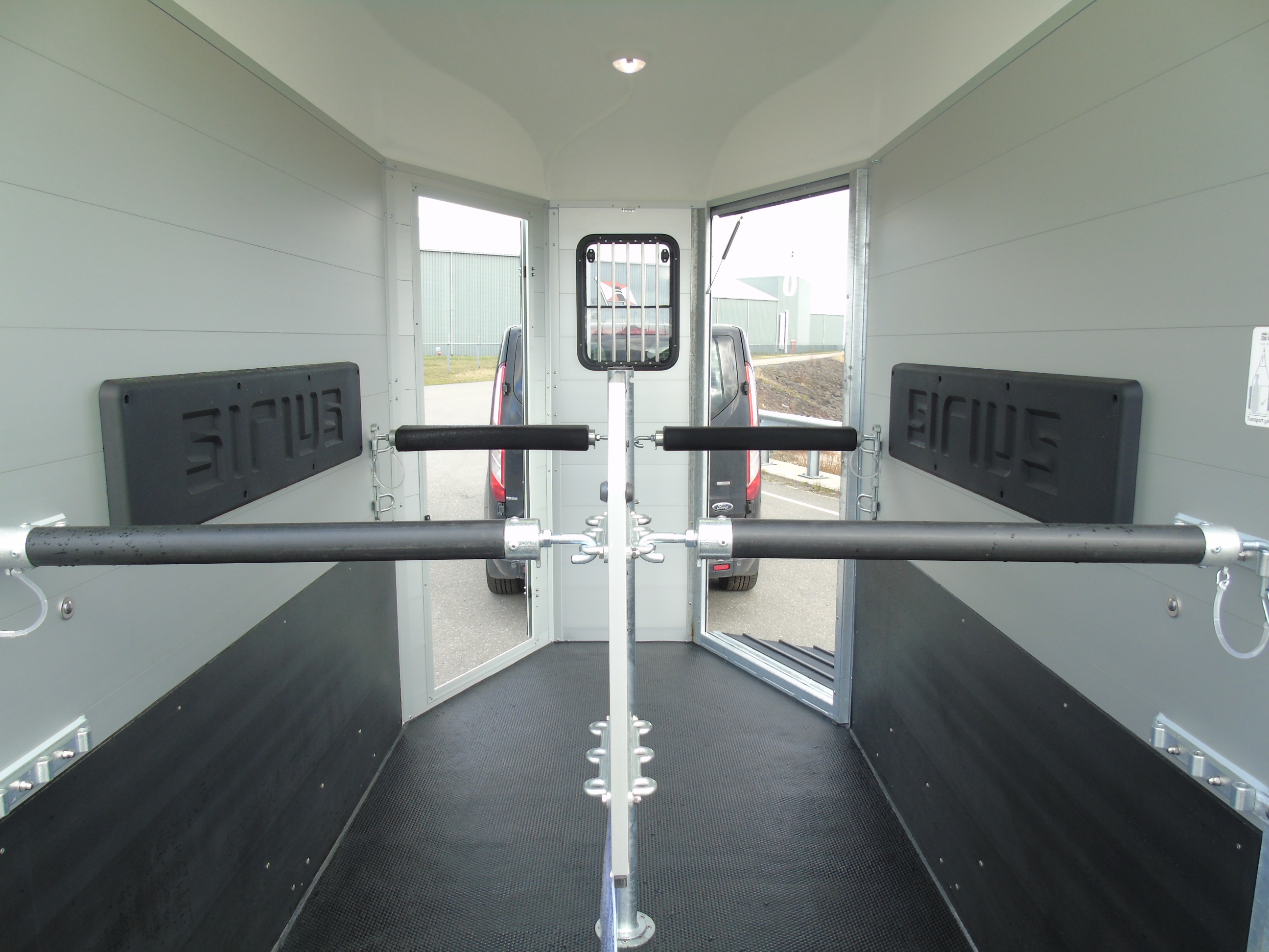 Voorraad Sirius S80 Aluminium 2-paards trailer Silver Metallic Voorlaadbrug