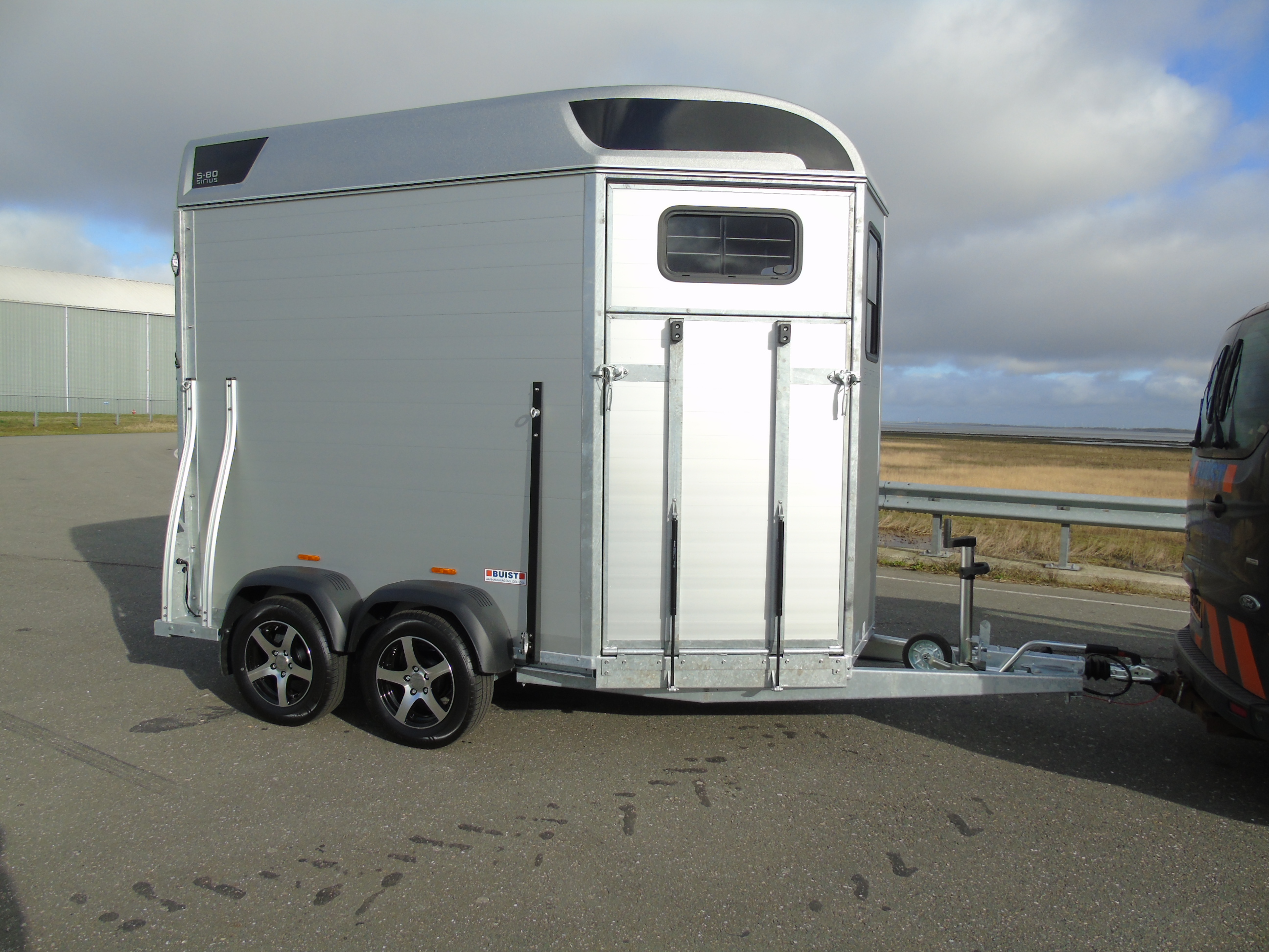 Voorraad Sirius S80 Aluminium 2-paards trailer Silver Metallic Voorlaadbrug