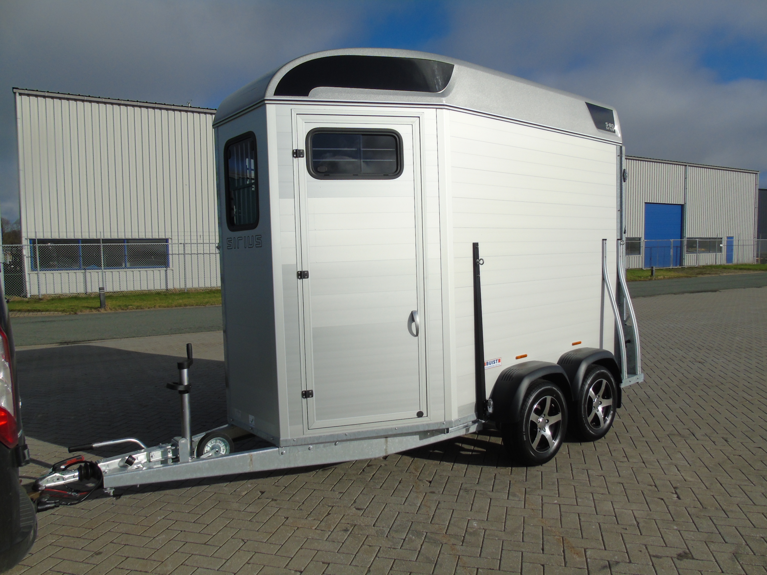 Voorraad Sirius S80 Aluminium 2-paards trailer Silver Metallic Voorlaadbrug