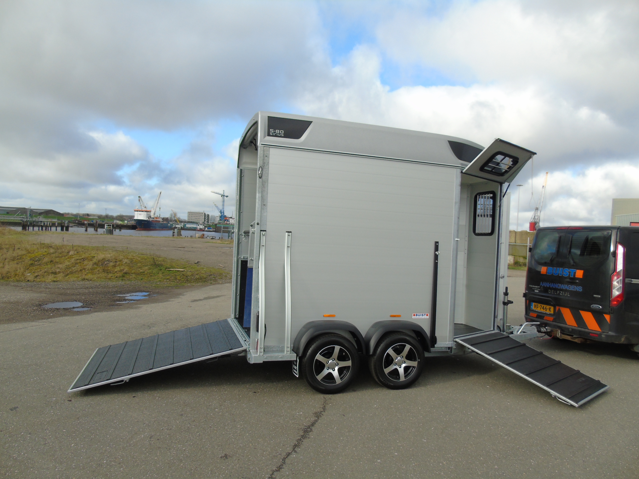 Voorraad Sirius S80 Aluminium 2-paards trailer Silver Metallic Voorlaadbrug