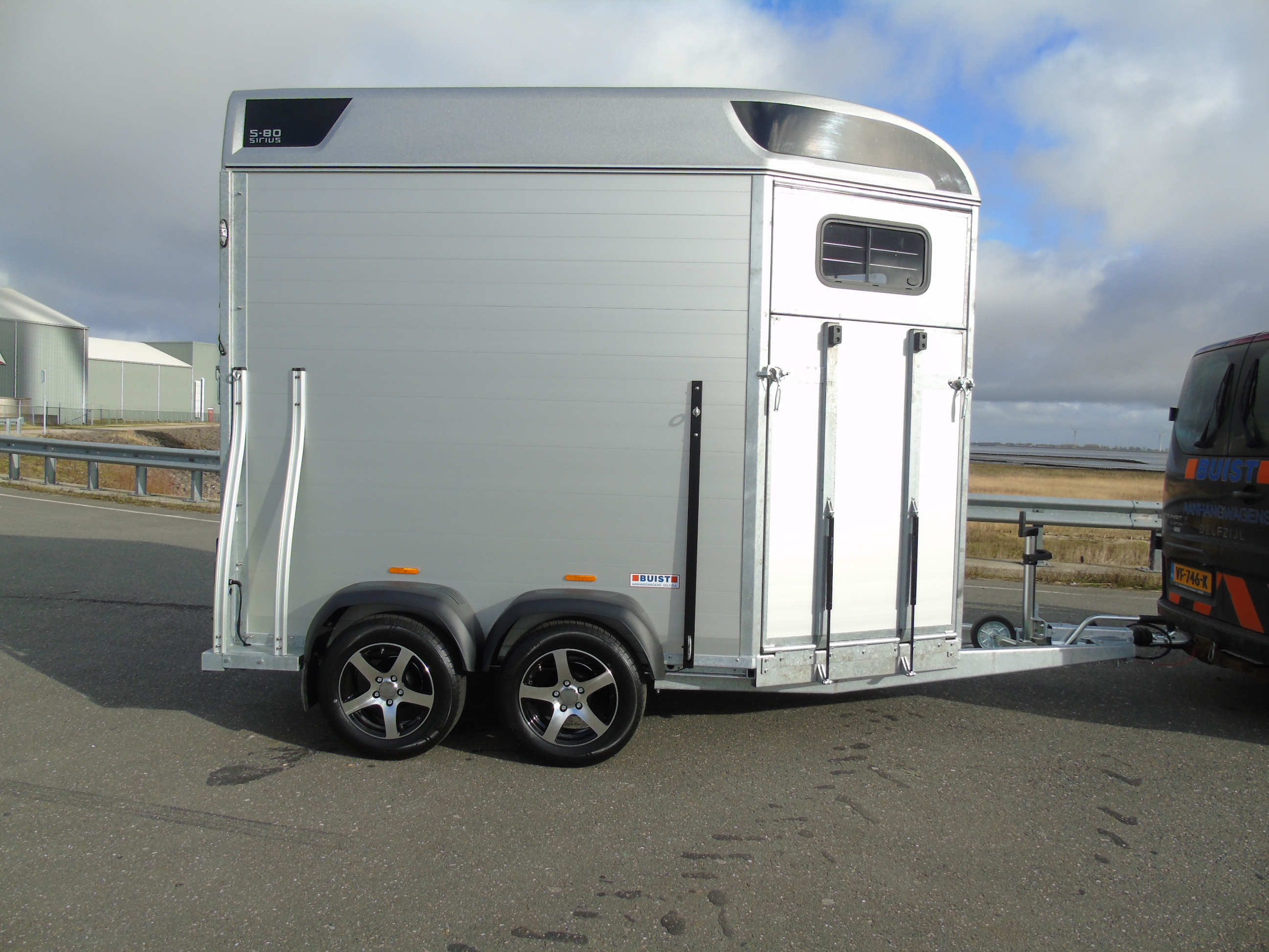 Voorraad Sirius S80 Aluminium 2-paards trailer Silver Metallic Voorlaadbrug