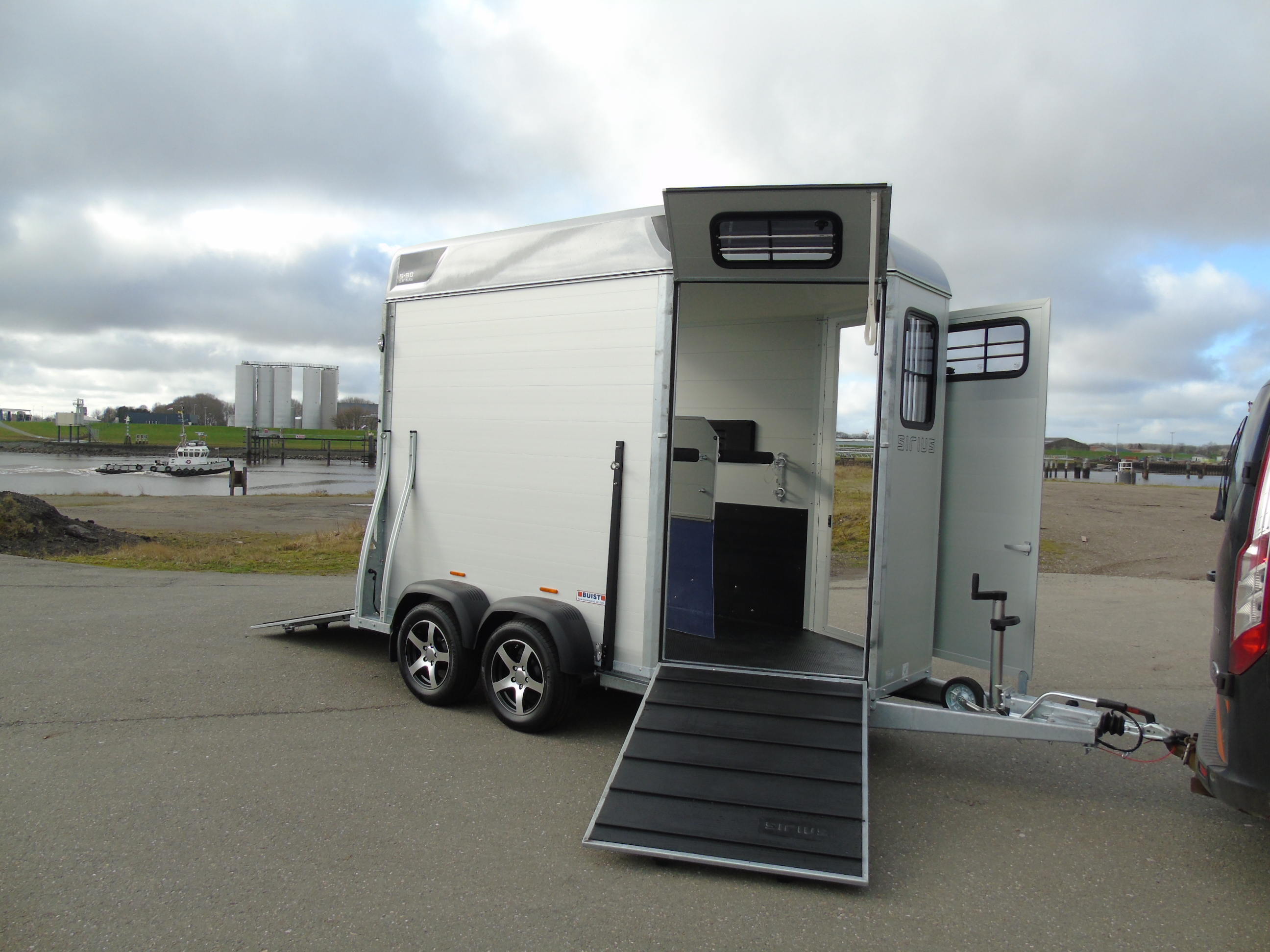 Voorraad Sirius S80 Aluminium 2-paards trailer Silver Metallic Voorlaadbrug