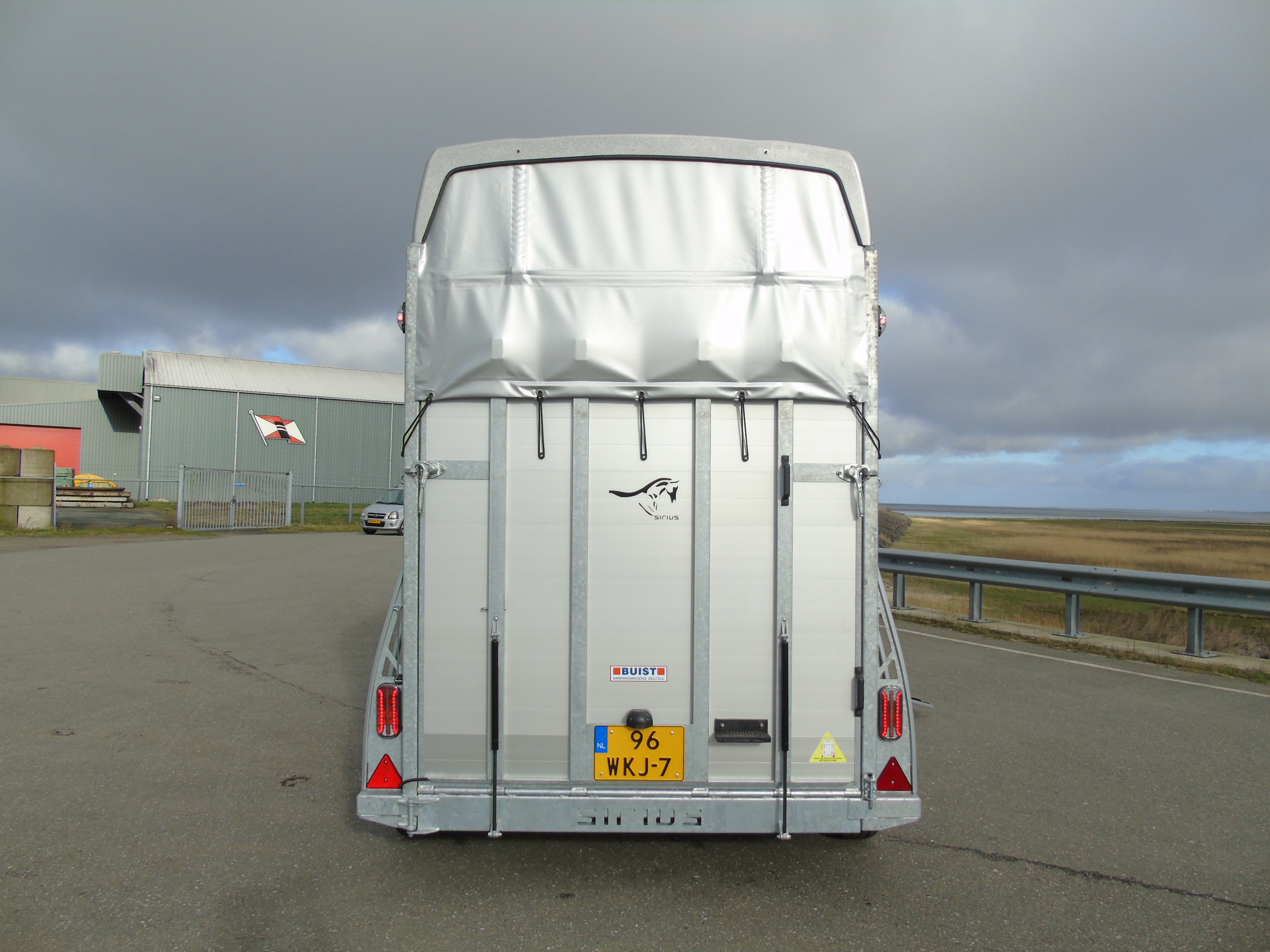 Voorraad Sirius S80 Aluminium 2-paards trailer Silver Metallic Voorlaadbrug