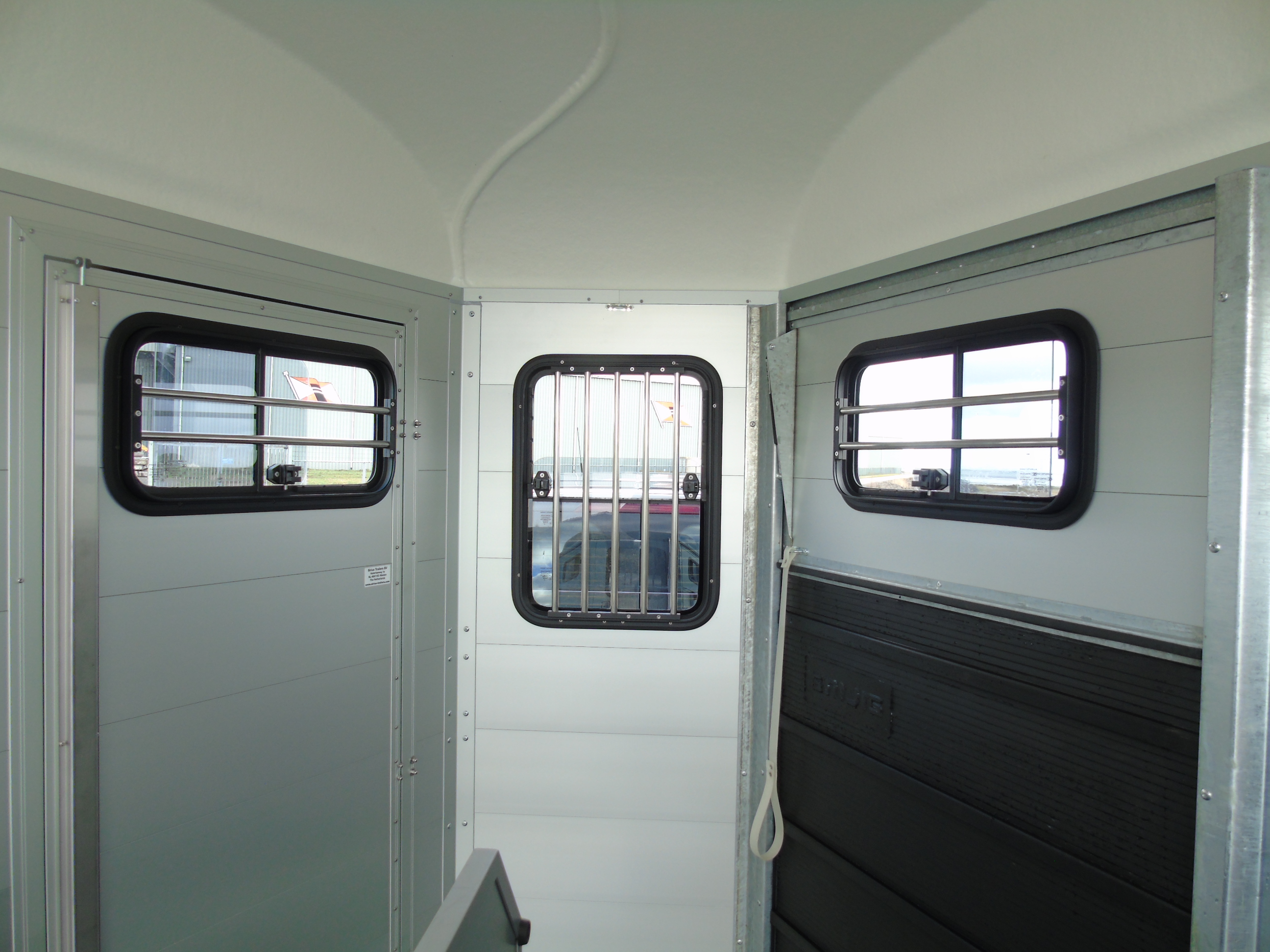Voorraad Sirius S80 Aluminium 2-paards trailer Silver Metallic Voorlaadbrug